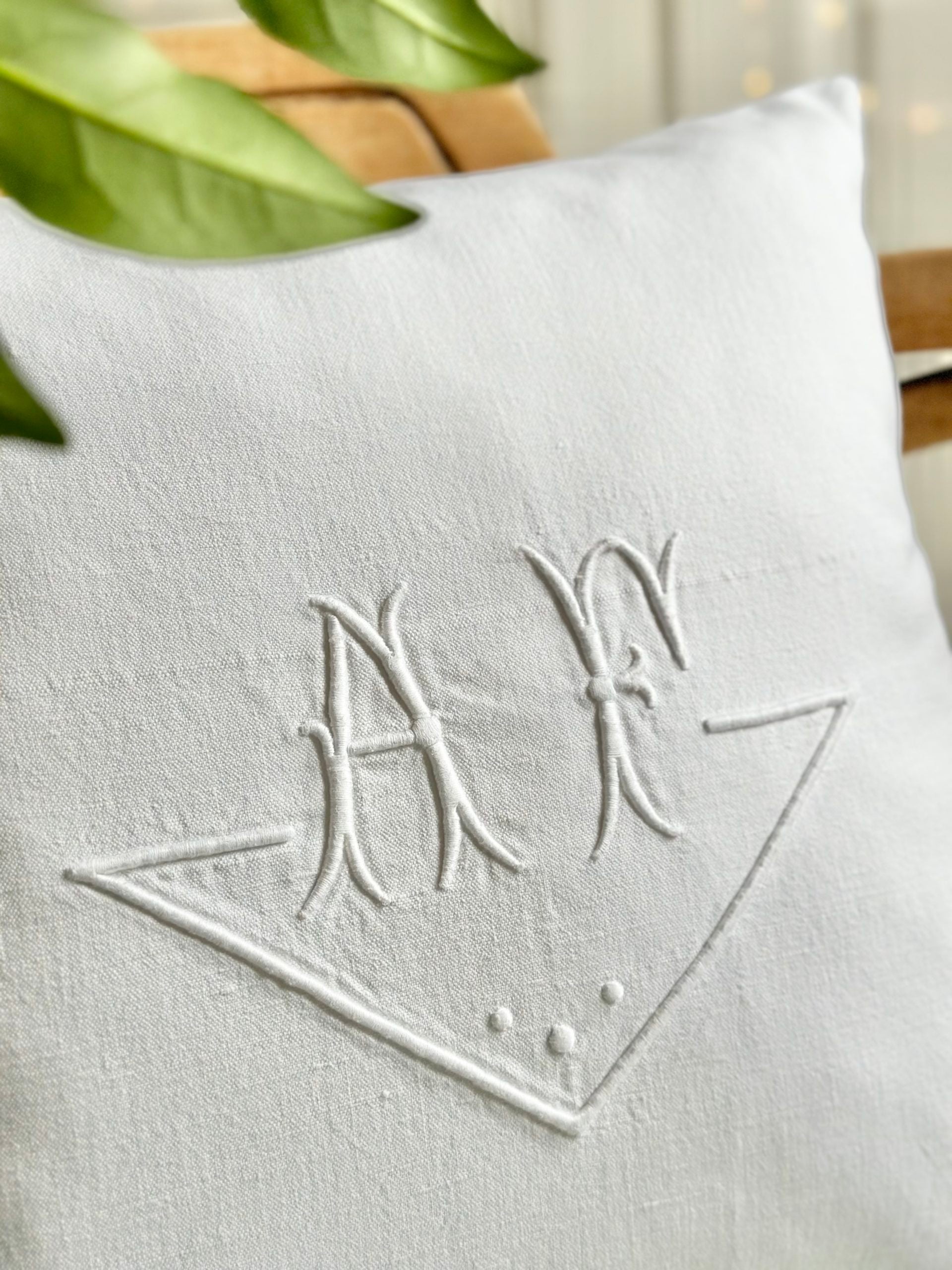 Housse de coussin en coton ancien monogramme AF