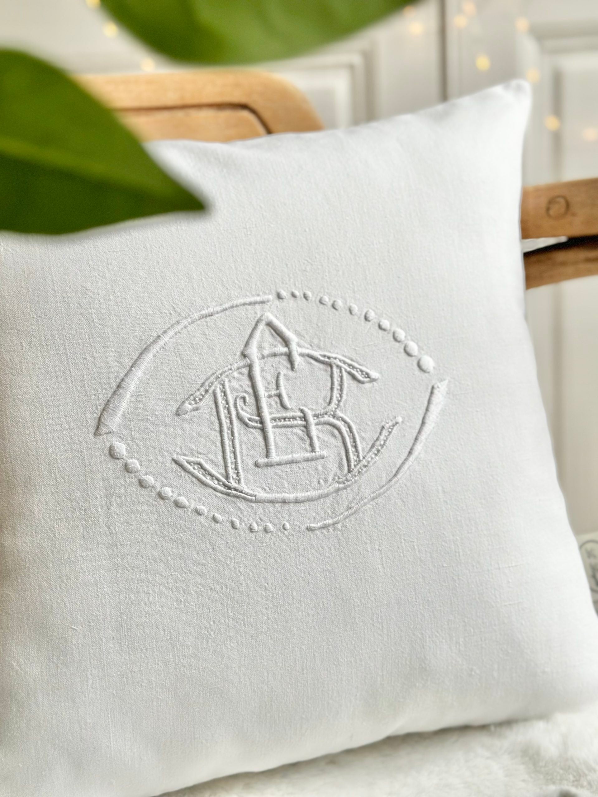Housse de coussin en coton ancien monogramme BE/EB