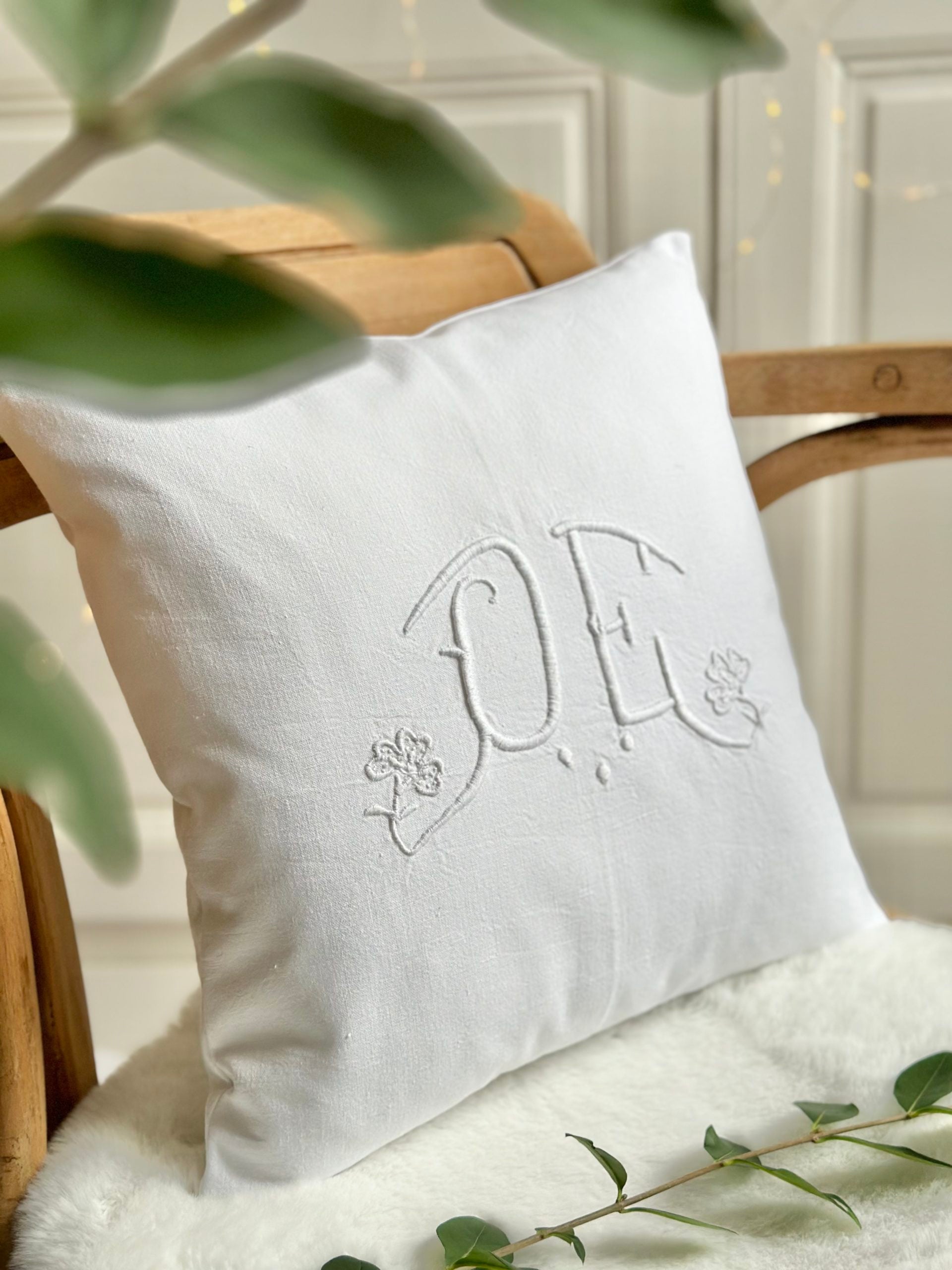 Housse de coussin coton ancien monogramme OE