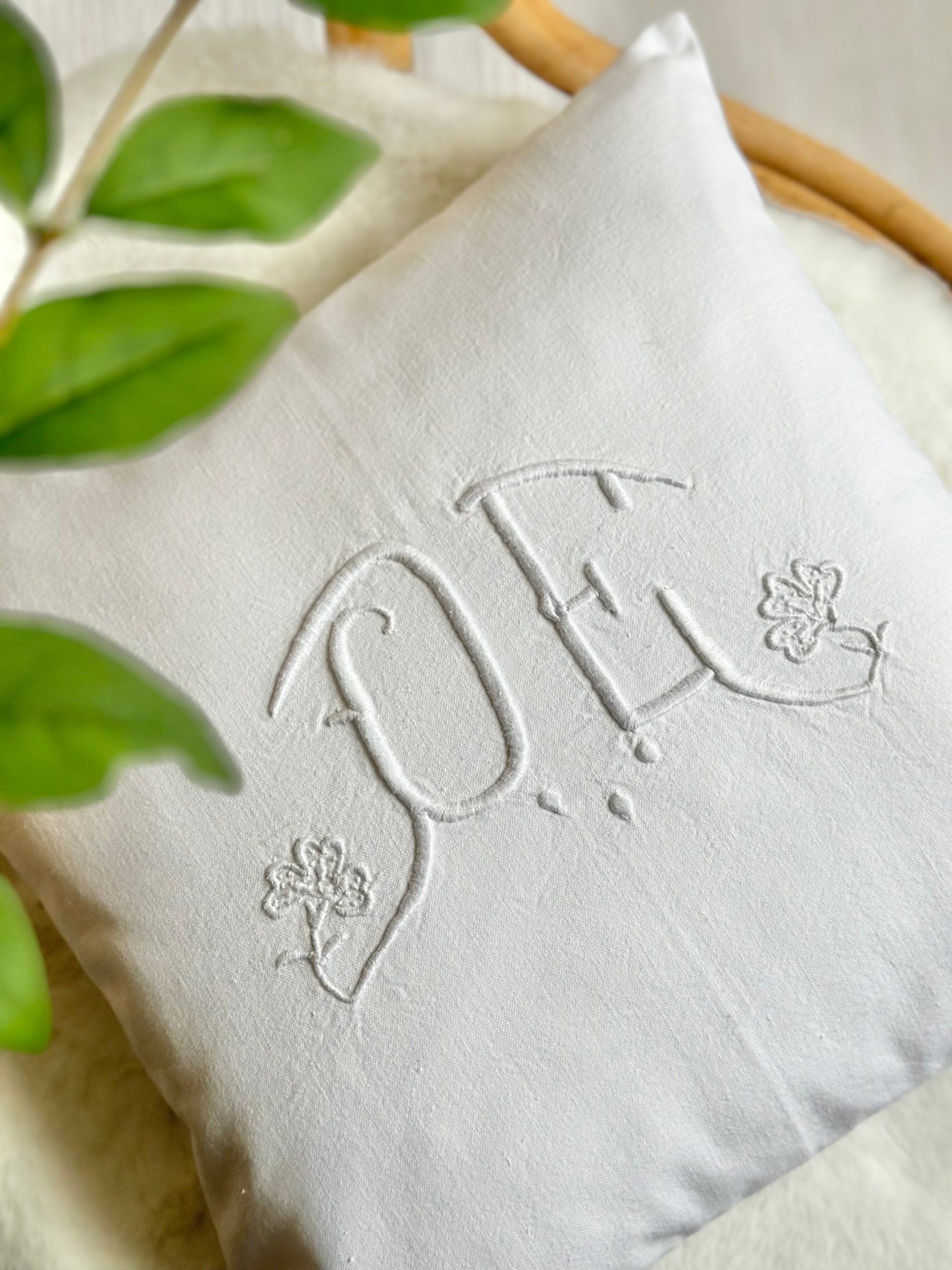 Housse de coussin coton ancien monogramme OE
