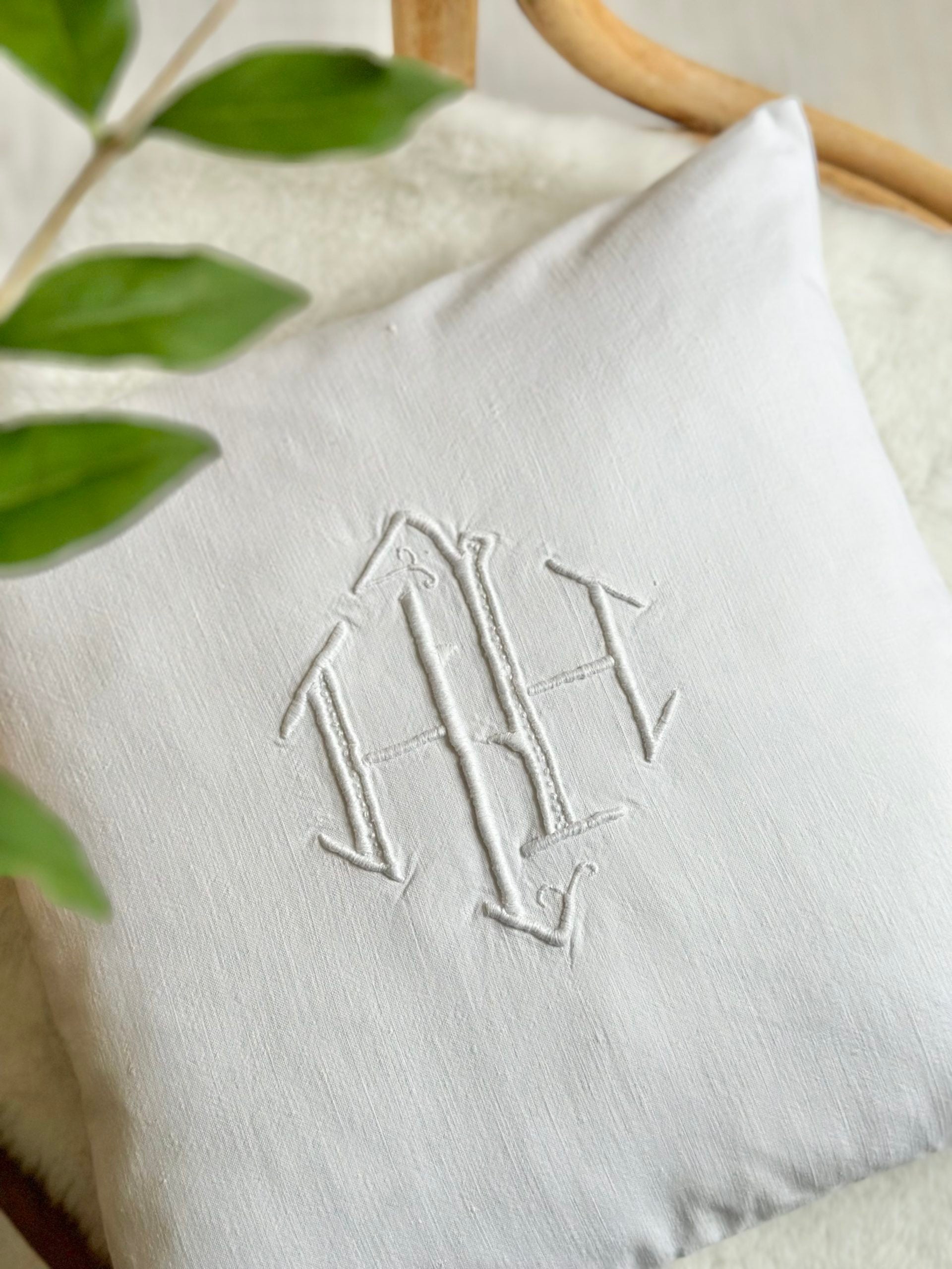 Housse de coussin coton ancien monogramme HH