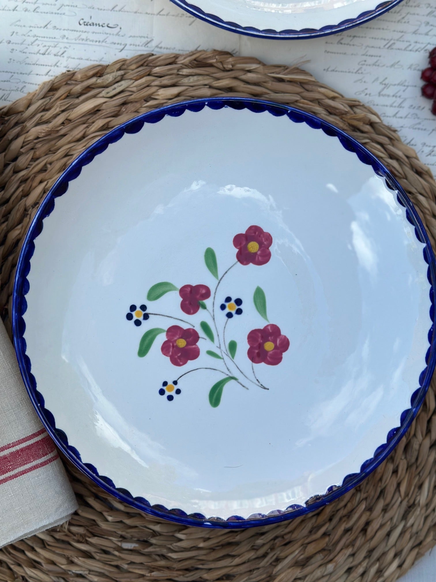 Round dish with a Salins Rosemonde dome