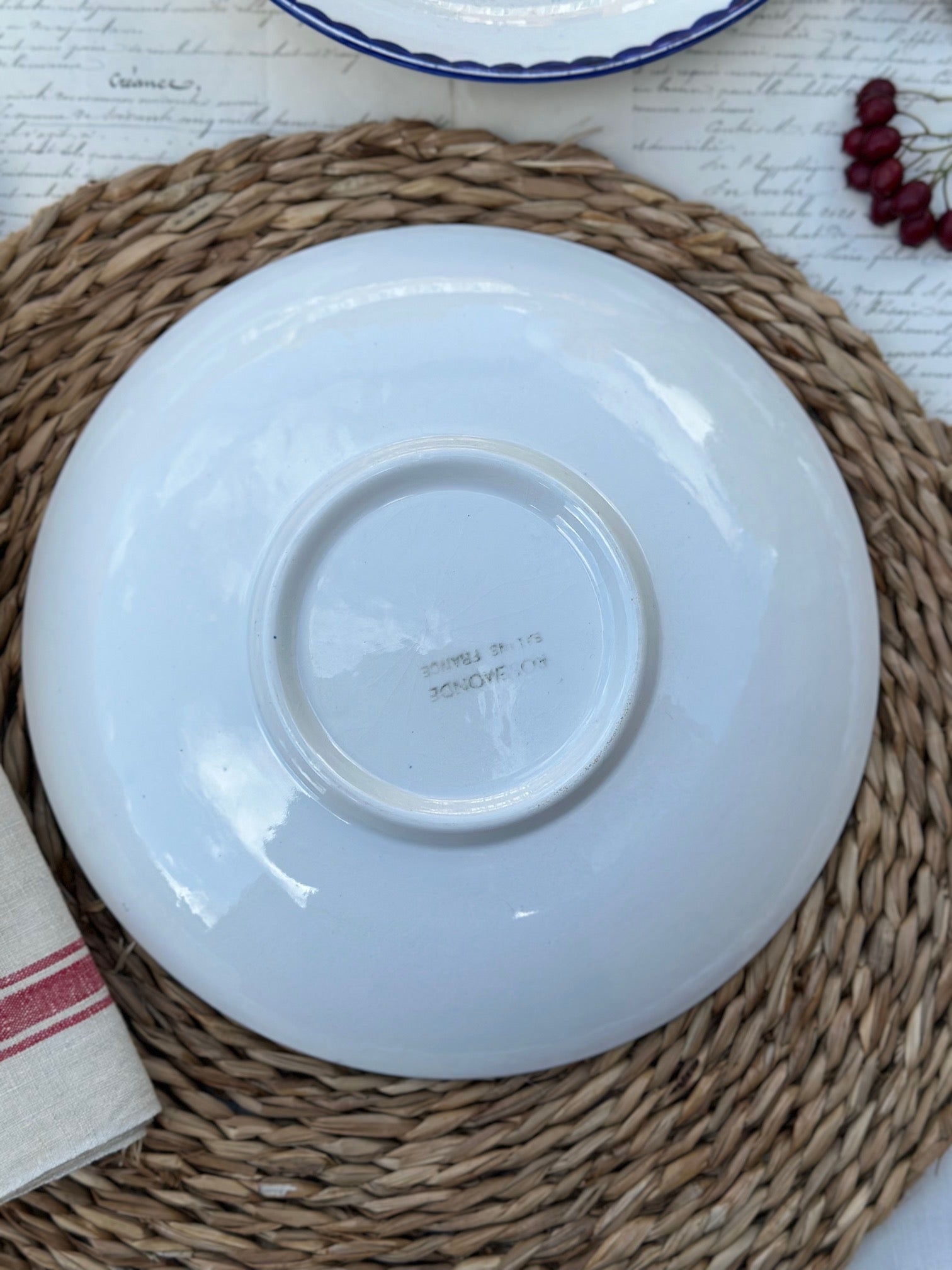 Round dish with a Salins Rosemonde dome