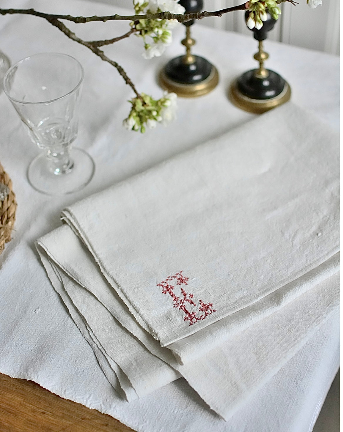 Chemin de table long (2 mètres) en chanvre ancien XIXème initiale brodé E rouge