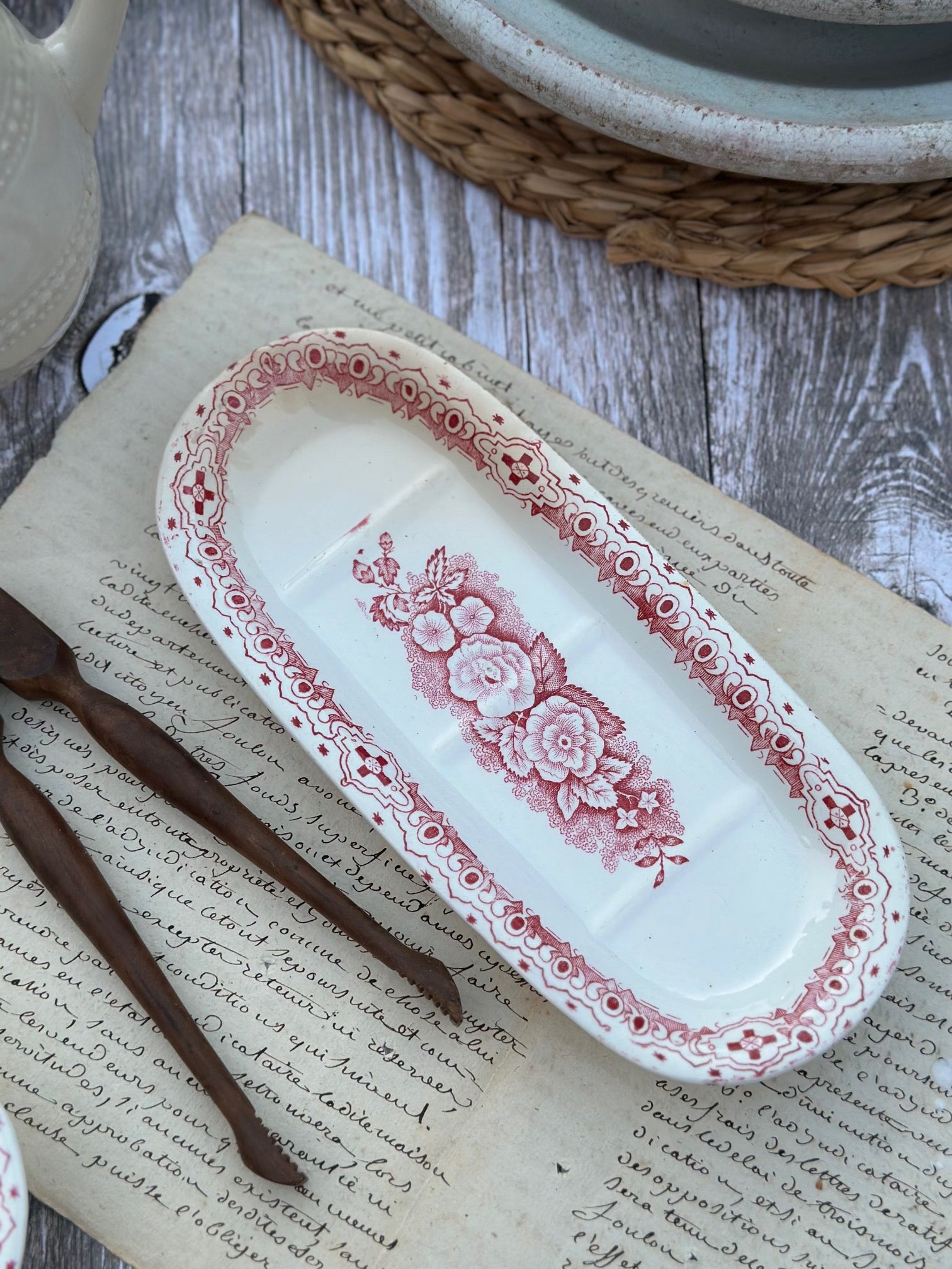 Jardinière-style comb holder