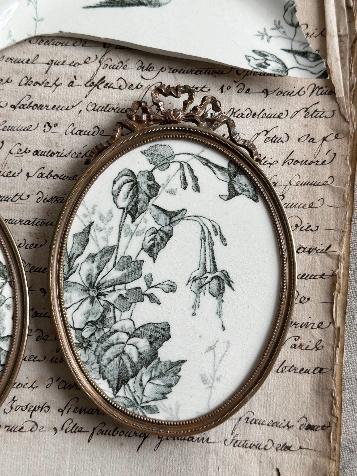 Cadre ancien ovale en bronze et terre de fer Choisy le Roi