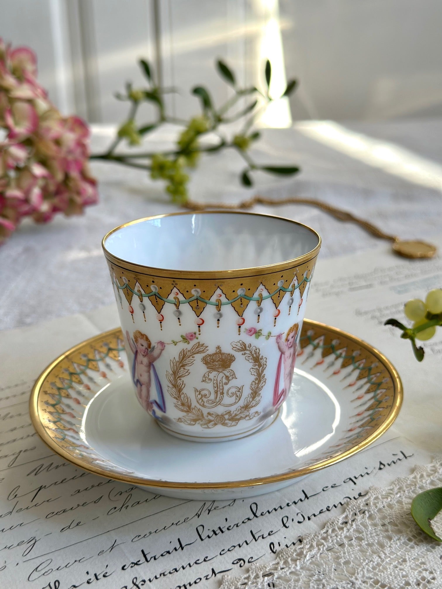 Tasse à café et sa soucoupe en porcelaine, Manufacture royale de Sèvres, 1846, Service des Princes du roi Louis-Philippe aux châteaux des Tuileries