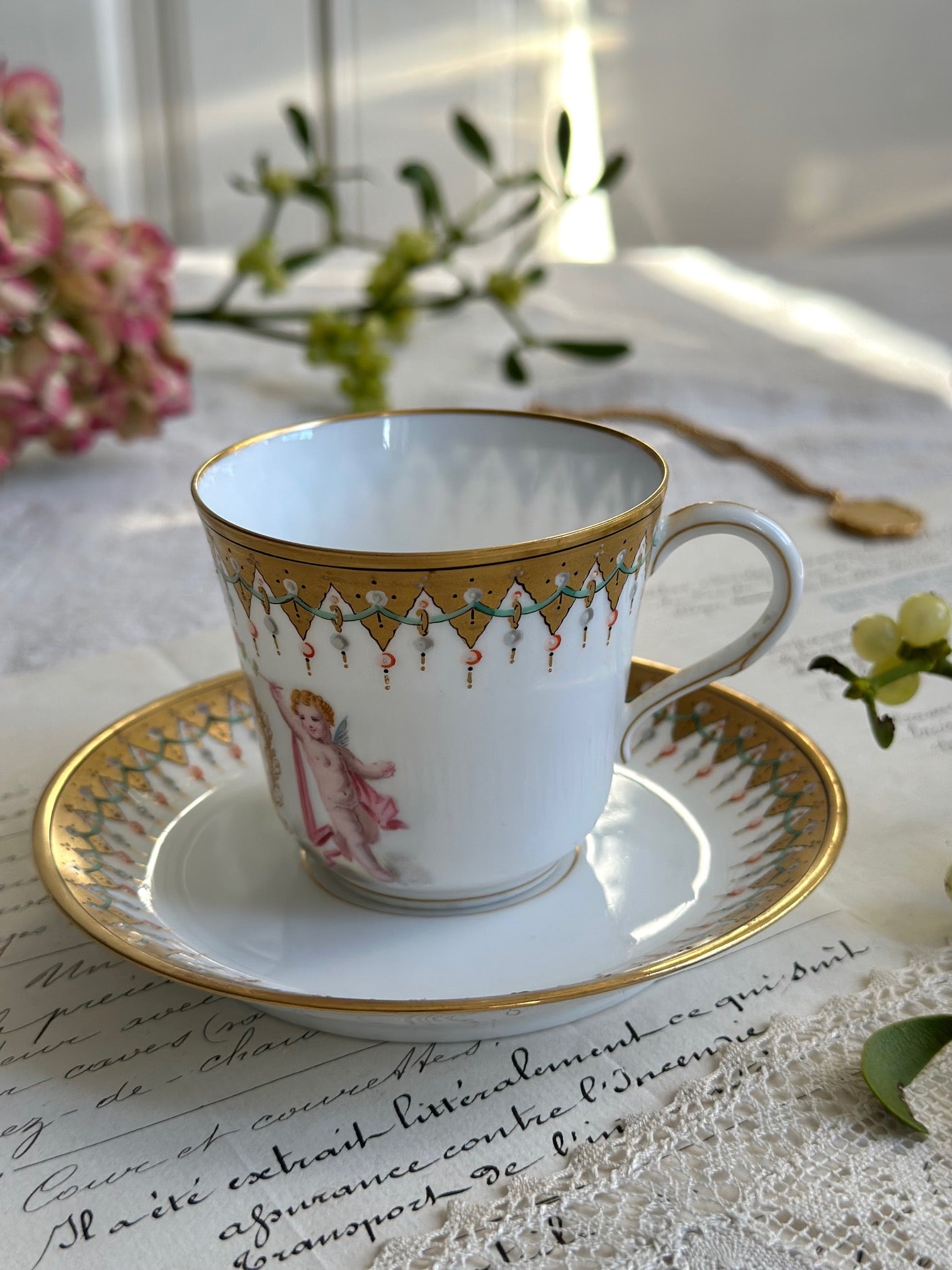 Tasse à café et sa soucoupe en porcelaine, Manufacture royale de Sèvres, 1846, Service des Princes du roi Louis-Philippe aux châteaux des Tuileries