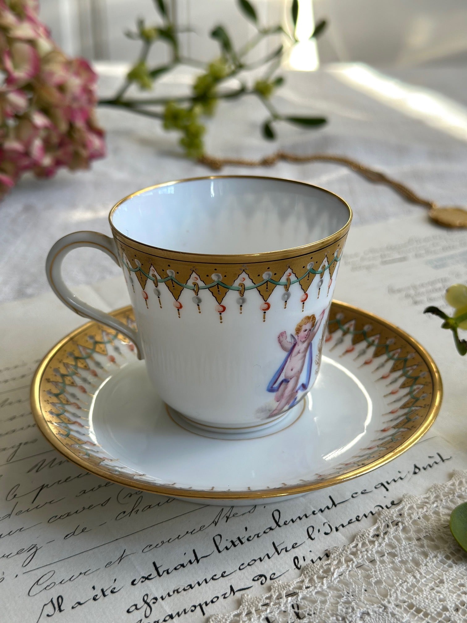 Tasse à café et sa soucoupe en porcelaine, Manufacture royale de Sèvres, 1846, Service des Princes du roi Louis-Philippe aux châteaux des Tuileries