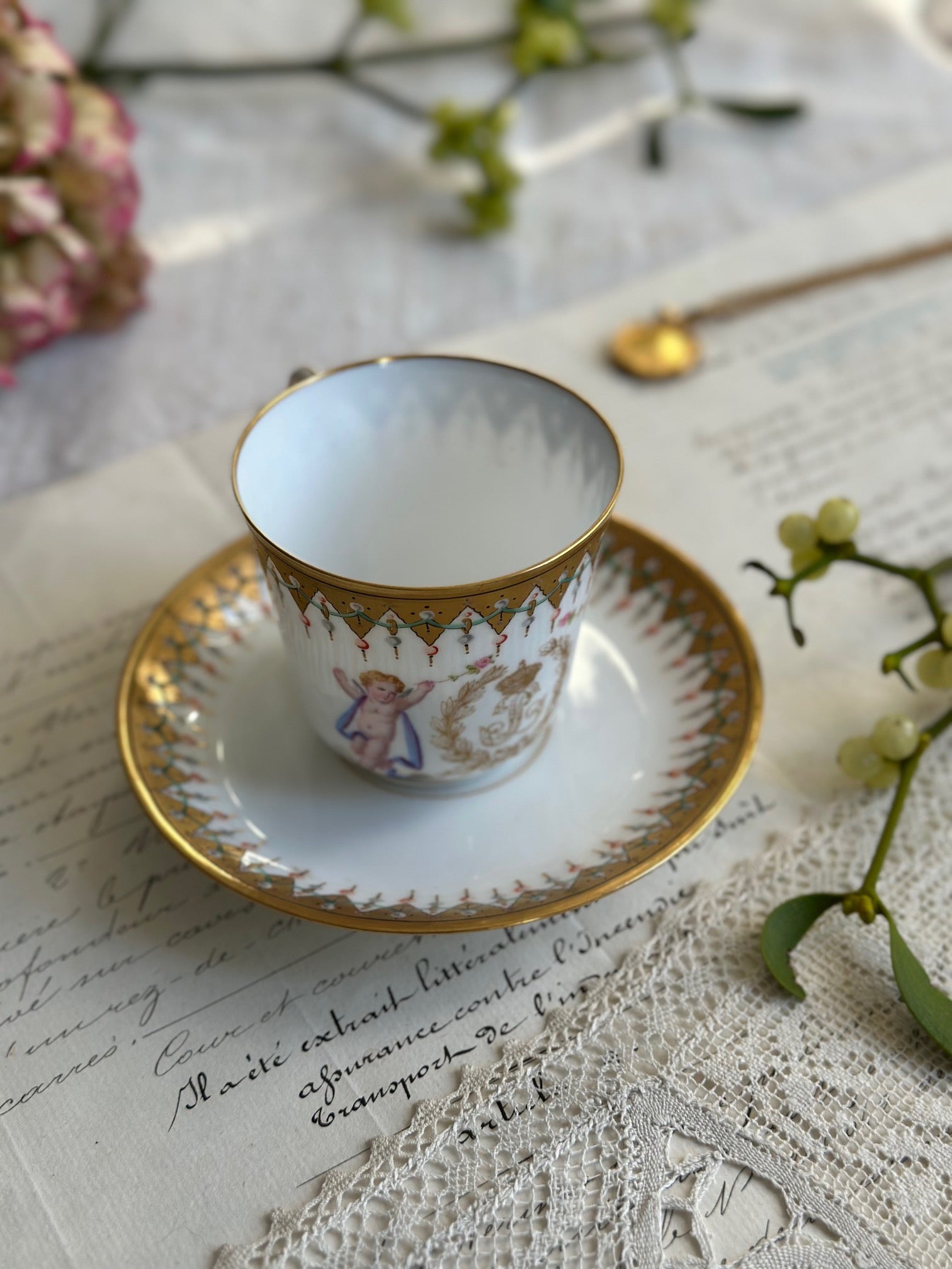 Tasse à café et sa soucoupe en porcelaine, Manufacture royale de Sèvres, 1846, Service des Princes du roi Louis-Philippe aux châteaux des Tuileries