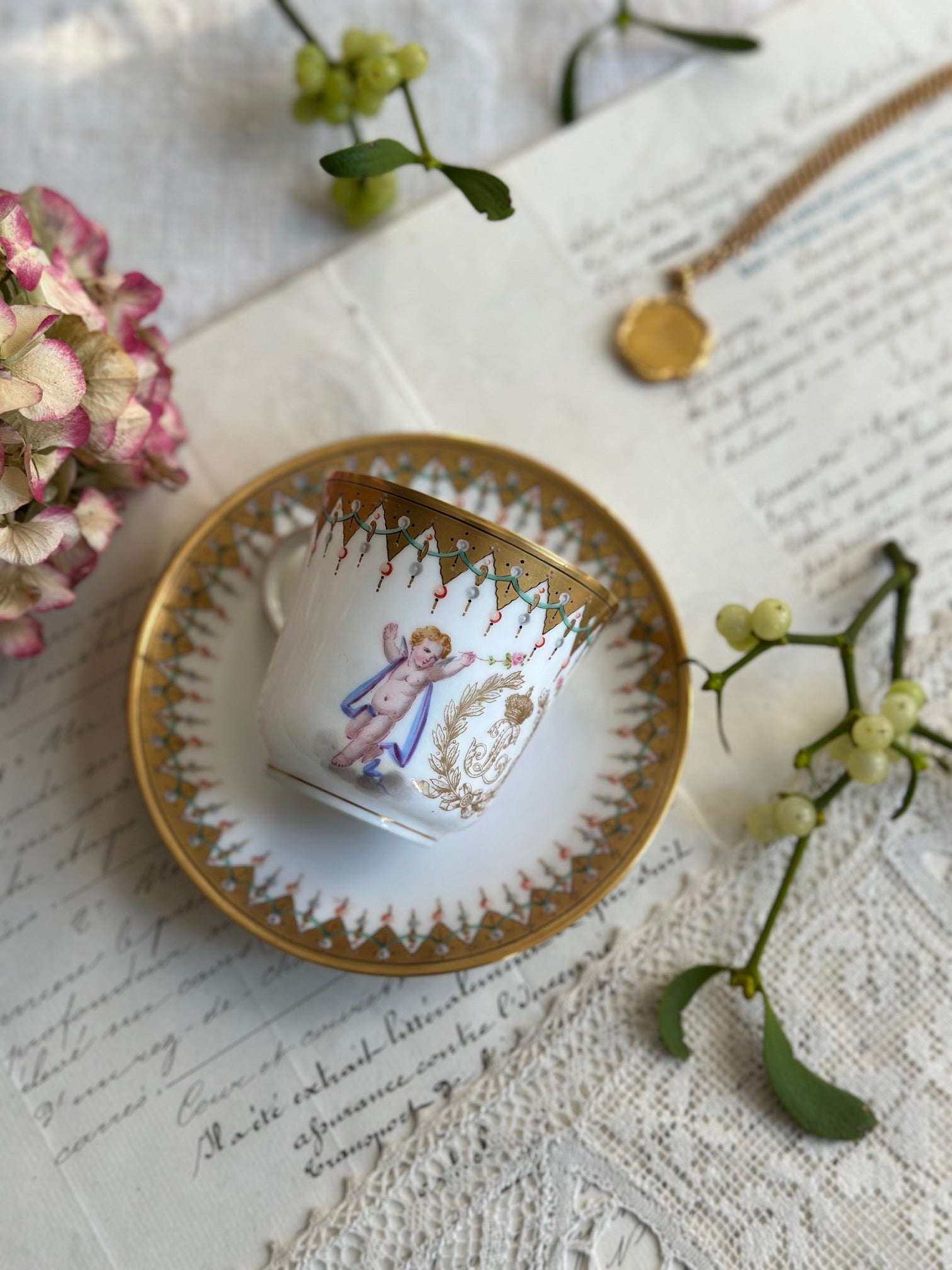 Tasse à café et sa soucoupe en porcelaine, Manufacture royale de Sèvres, 1846, Service des Princes du roi Louis-Philippe aux châteaux des Tuileries