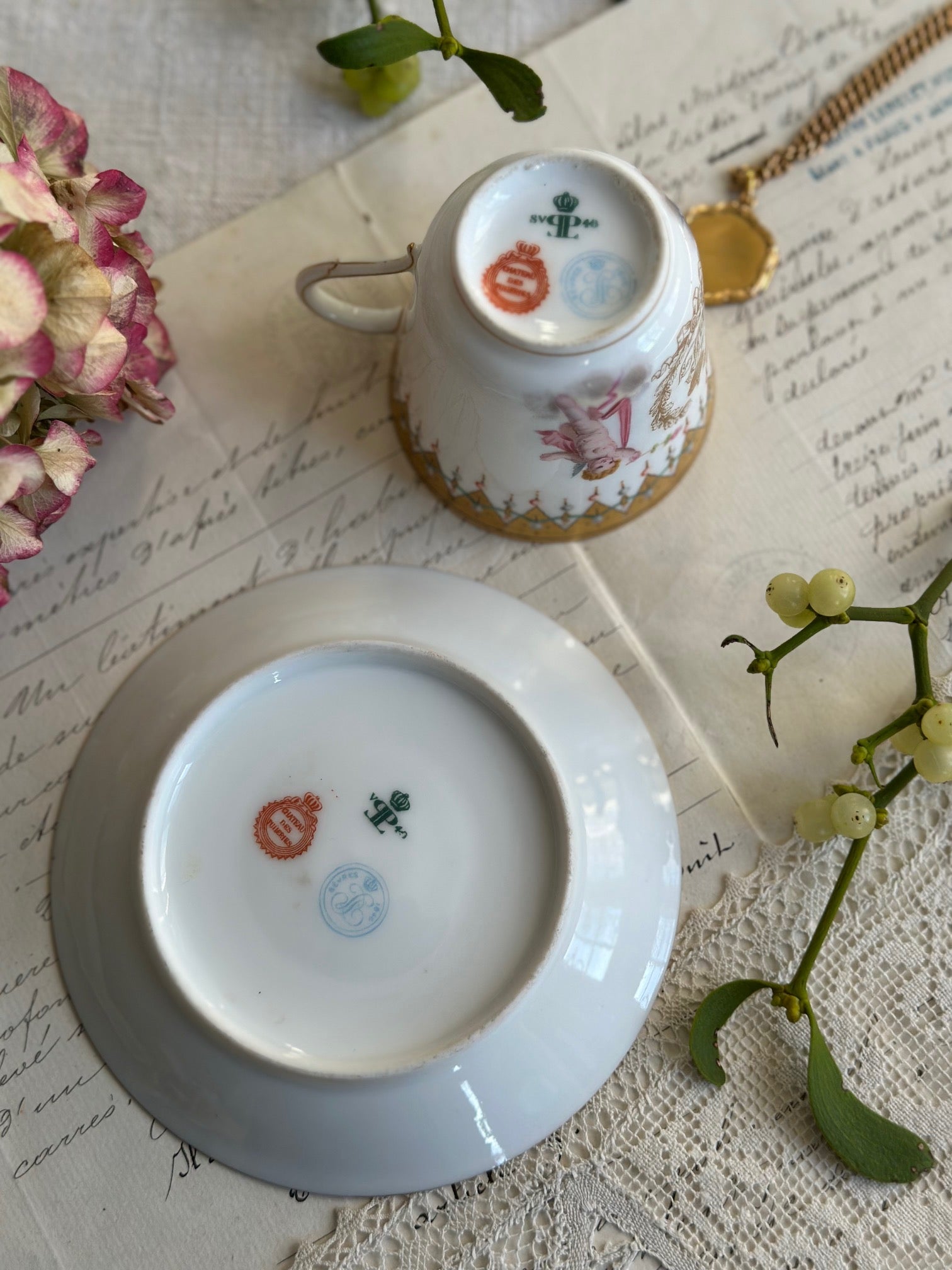 Tasse à café et sa soucoupe en porcelaine, Manufacture royale de Sèvres, 1846, Service des Princes du roi Louis-Philippe aux châteaux des Tuileries