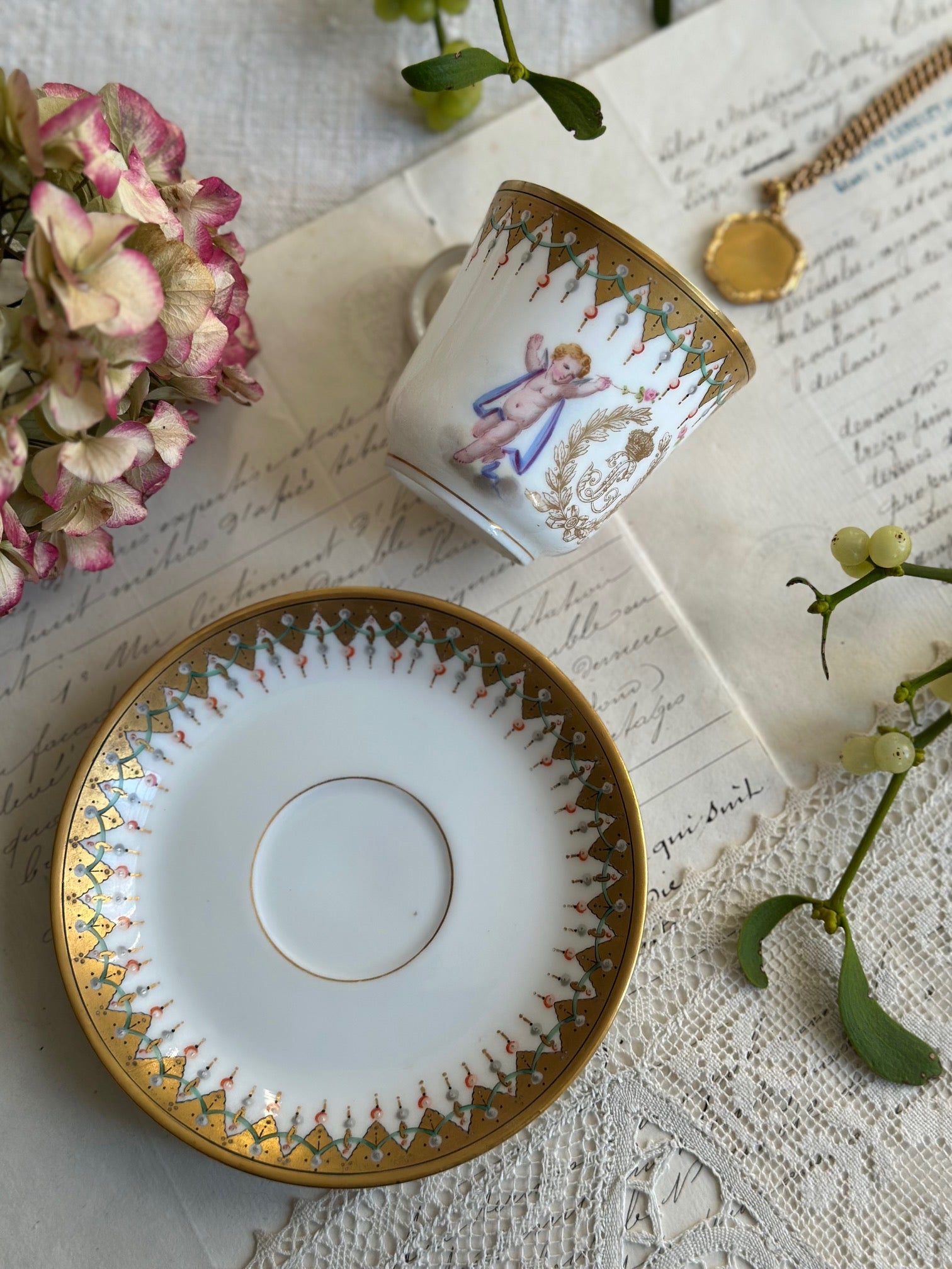 Tasse à café et sa soucoupe en porcelaine, Manufacture royale de Sèvres, 1846, Service des Princes du roi Louis-Philippe aux châteaux des Tuileries