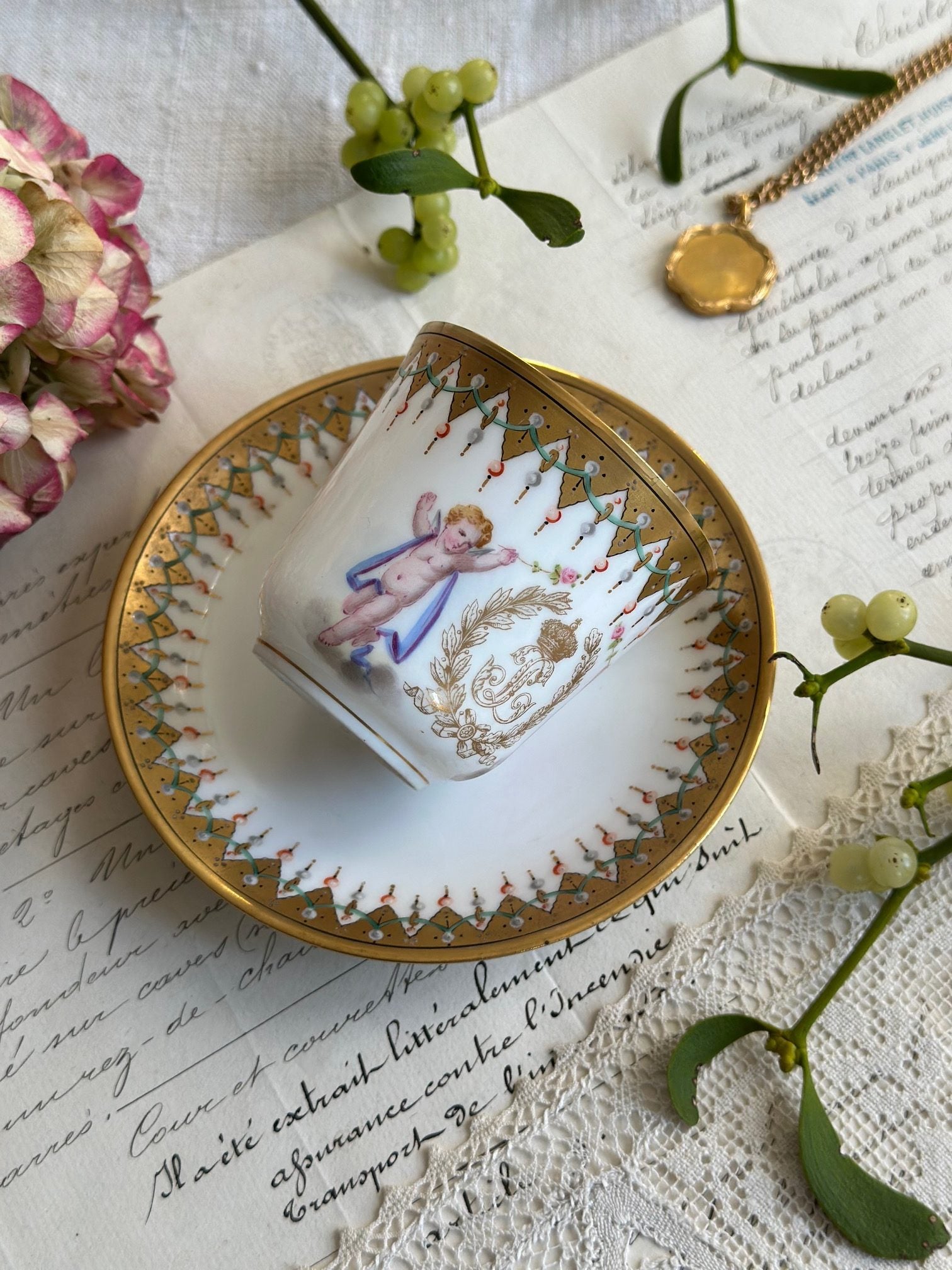 Tasse à café et sa soucoupe en porcelaine, Manufacture royale de Sèvres, 1846, Service des Princes du roi Louis-Philippe aux châteaux des Tuileries