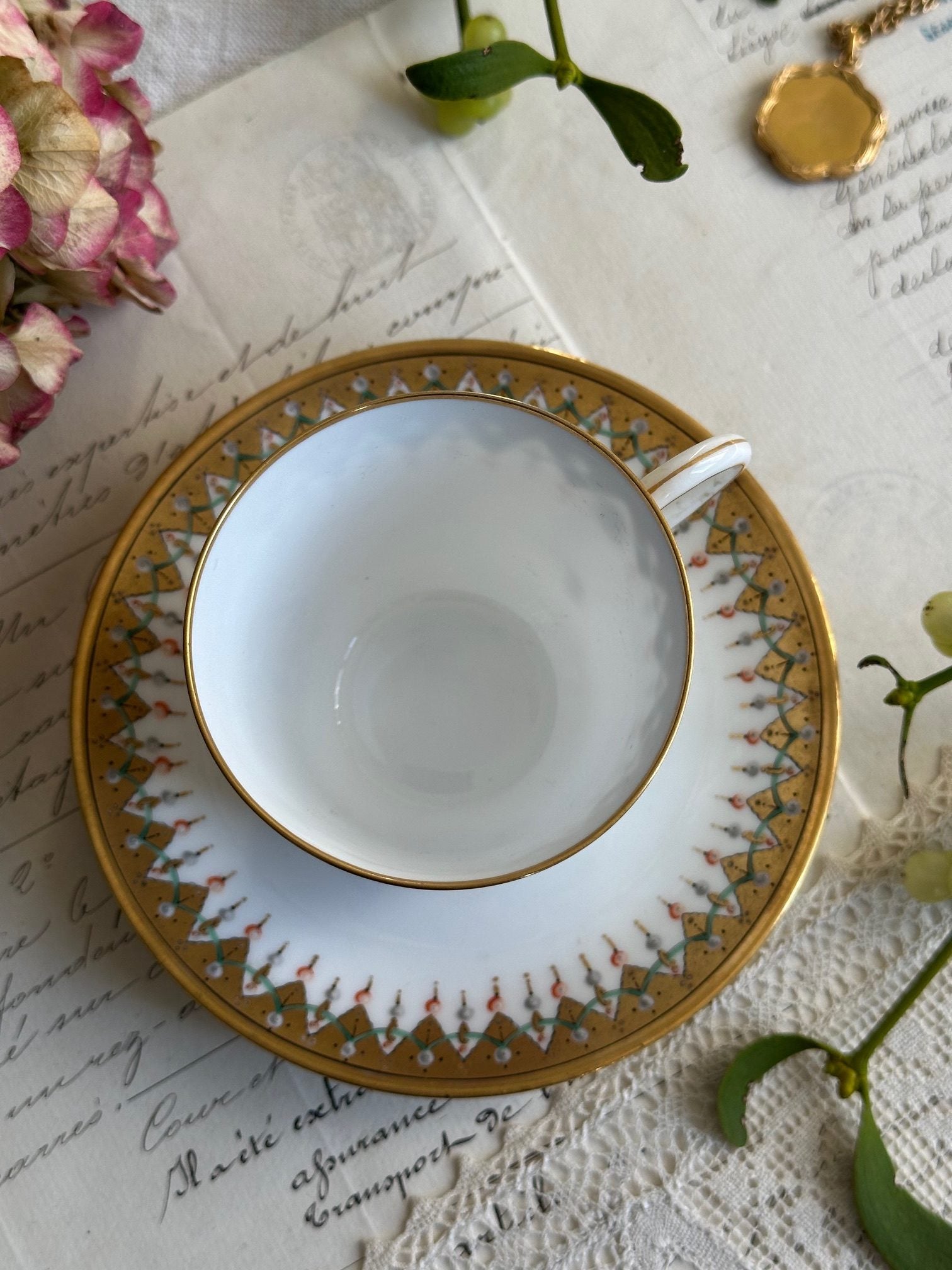 Tasse à café et sa soucoupe en porcelaine, Manufacture royale de Sèvres, 1846, Service des Princes du roi Louis-Philippe aux châteaux des Tuileries