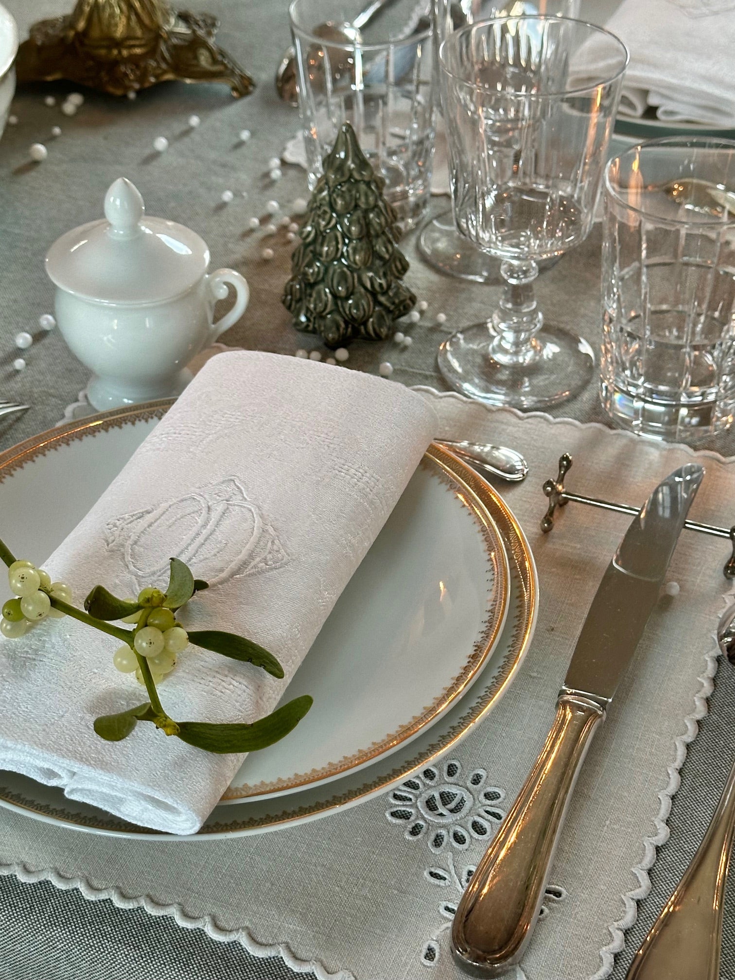 Service pour 12 personnes en porcelaine UC Limoges, blanc et délicat liseré doré