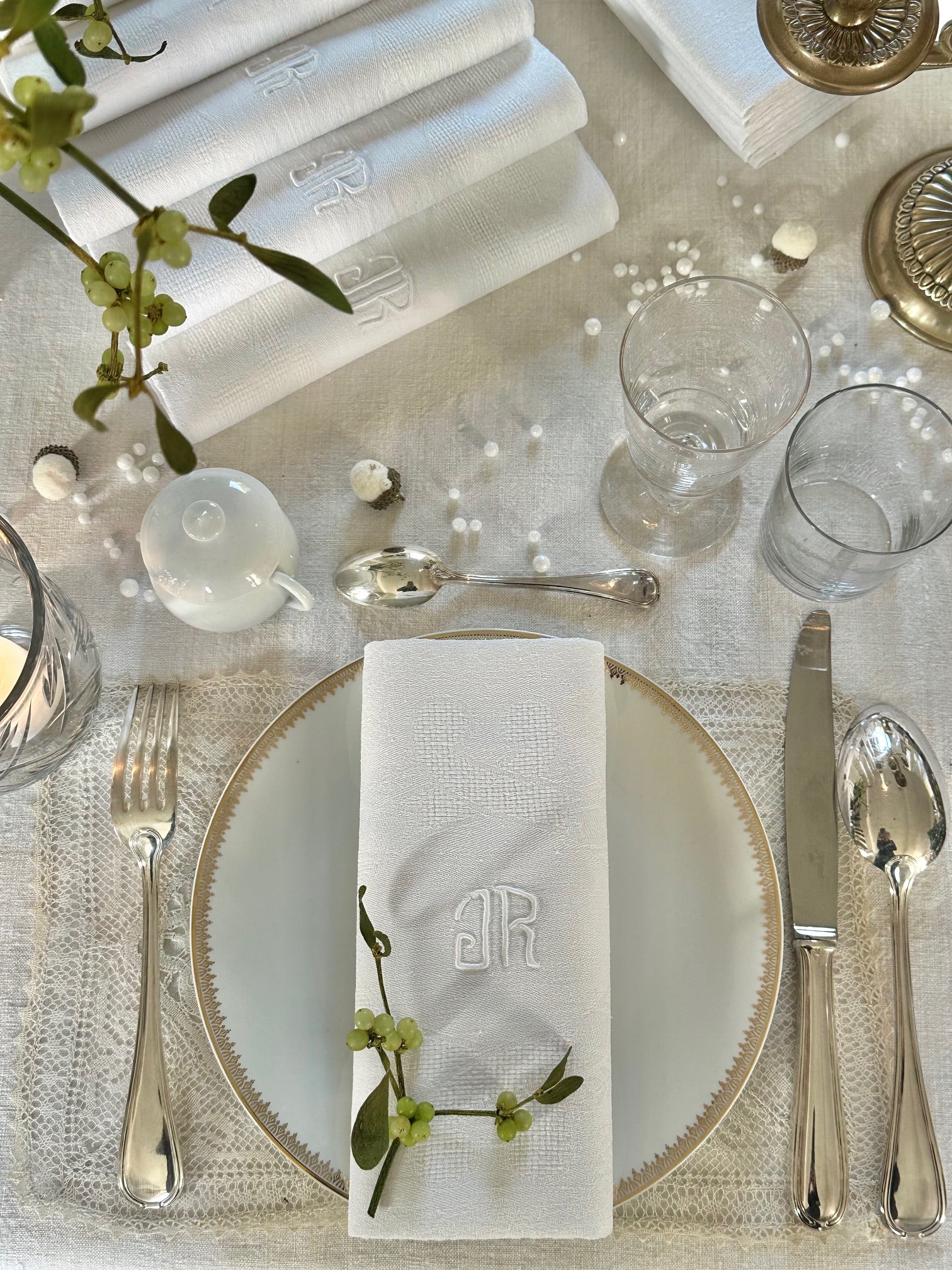 V. Set of 12 damask cotton napkins, hand-embroidered monogram