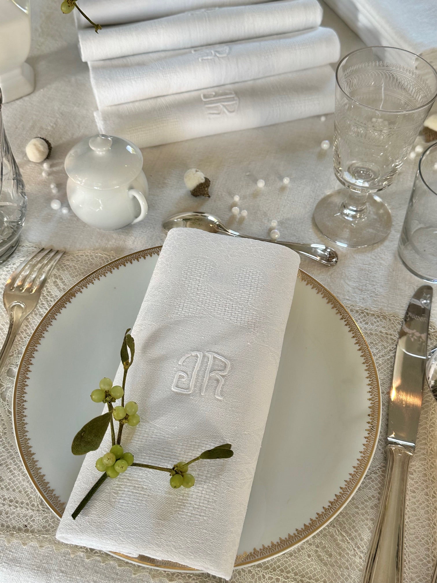 V. Set of 12 damask cotton napkins, hand-embroidered monogram