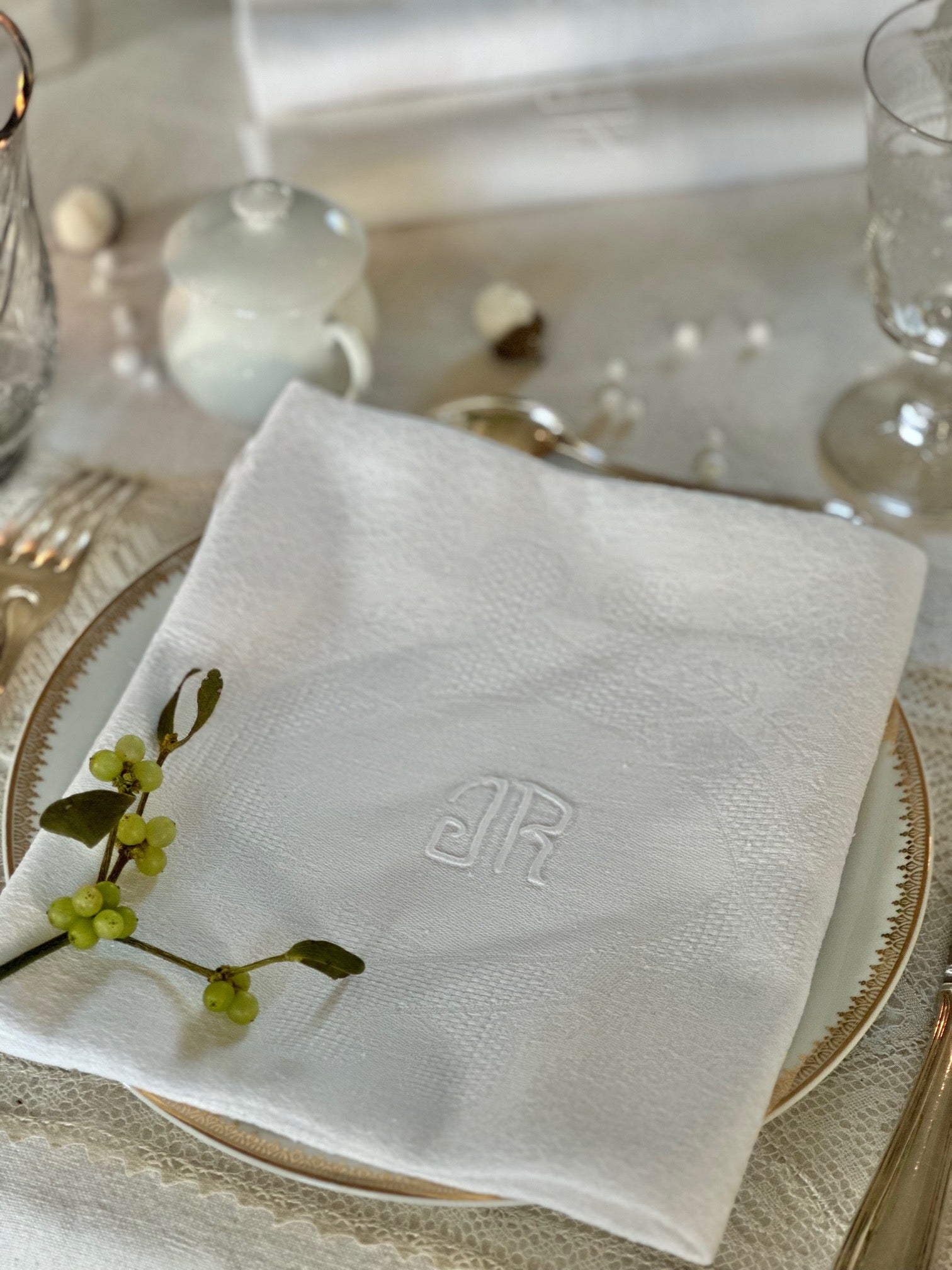 V. Set of 12 damask cotton napkins, hand-embroidered monogram