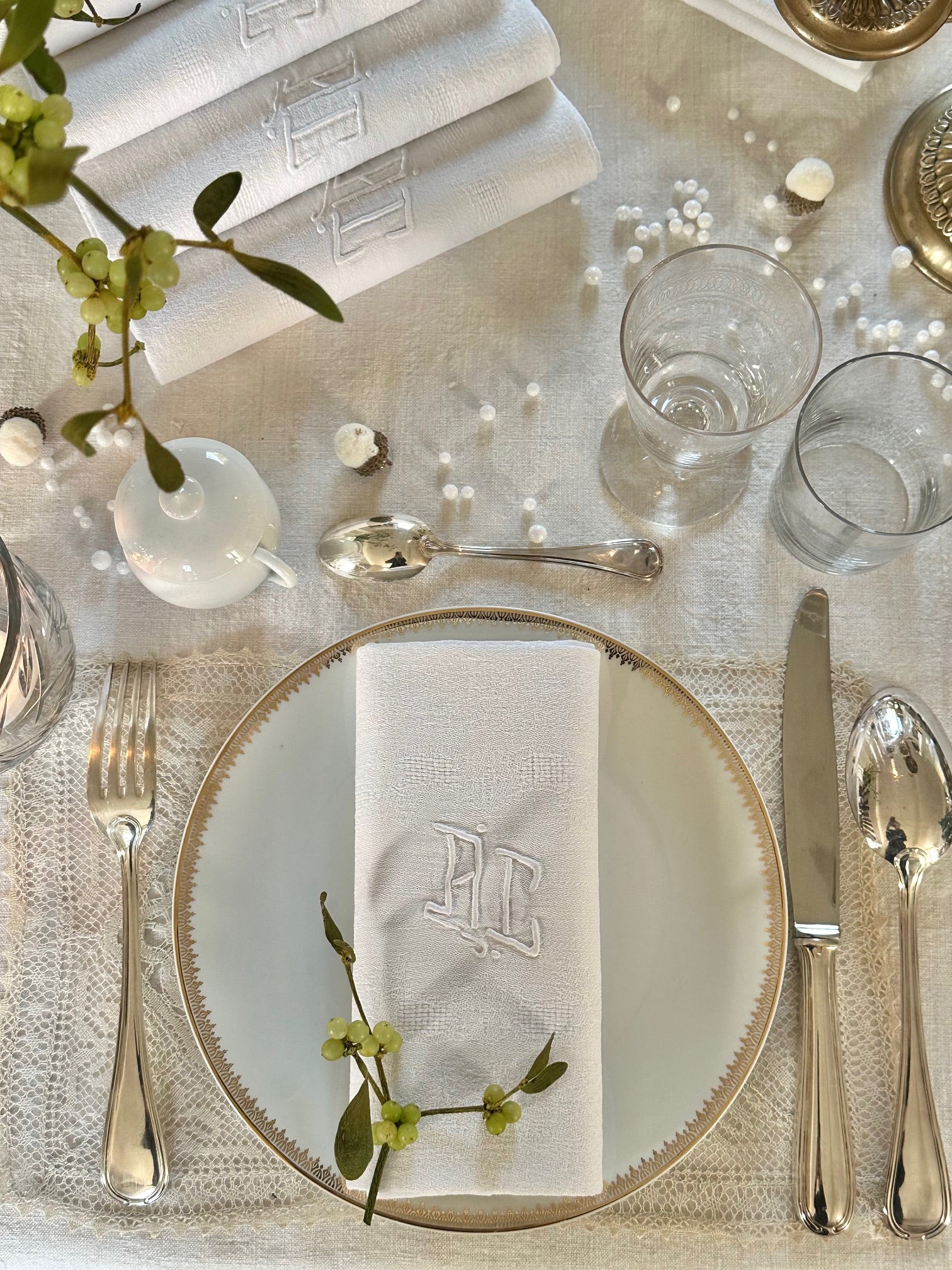 VI. Set of 7 damask cotton napkins, hand-embroidered monogram