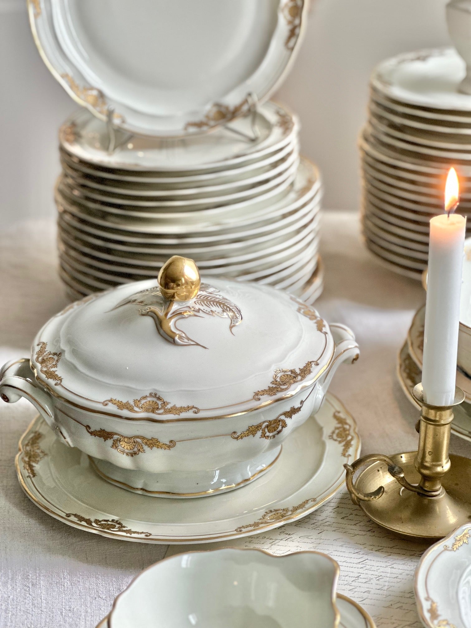 Reserved - Sale - Exceptional Bernardaud Coquille model dinner service for 12 people