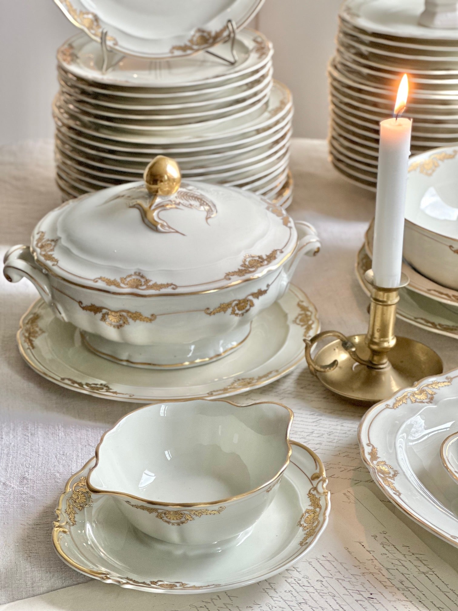 Reserved - Sale - Exceptional Bernardaud Coquille model dinner service for 12 people