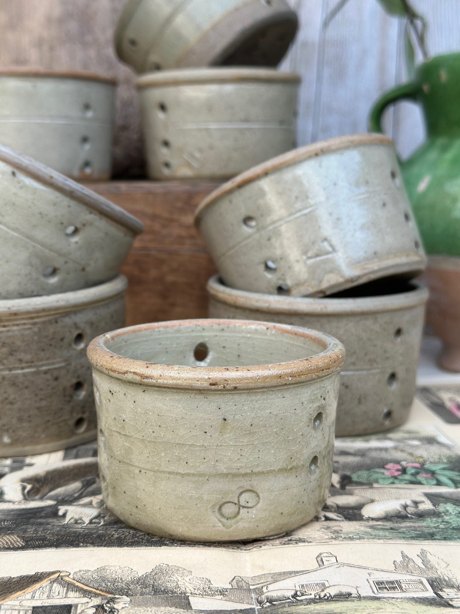 pot faisselle n°7 and n°8