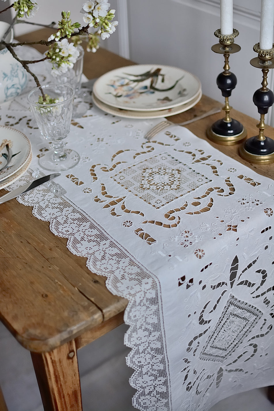 Exceptional antique embroidered piece measuring 2.20m (table runner for example)