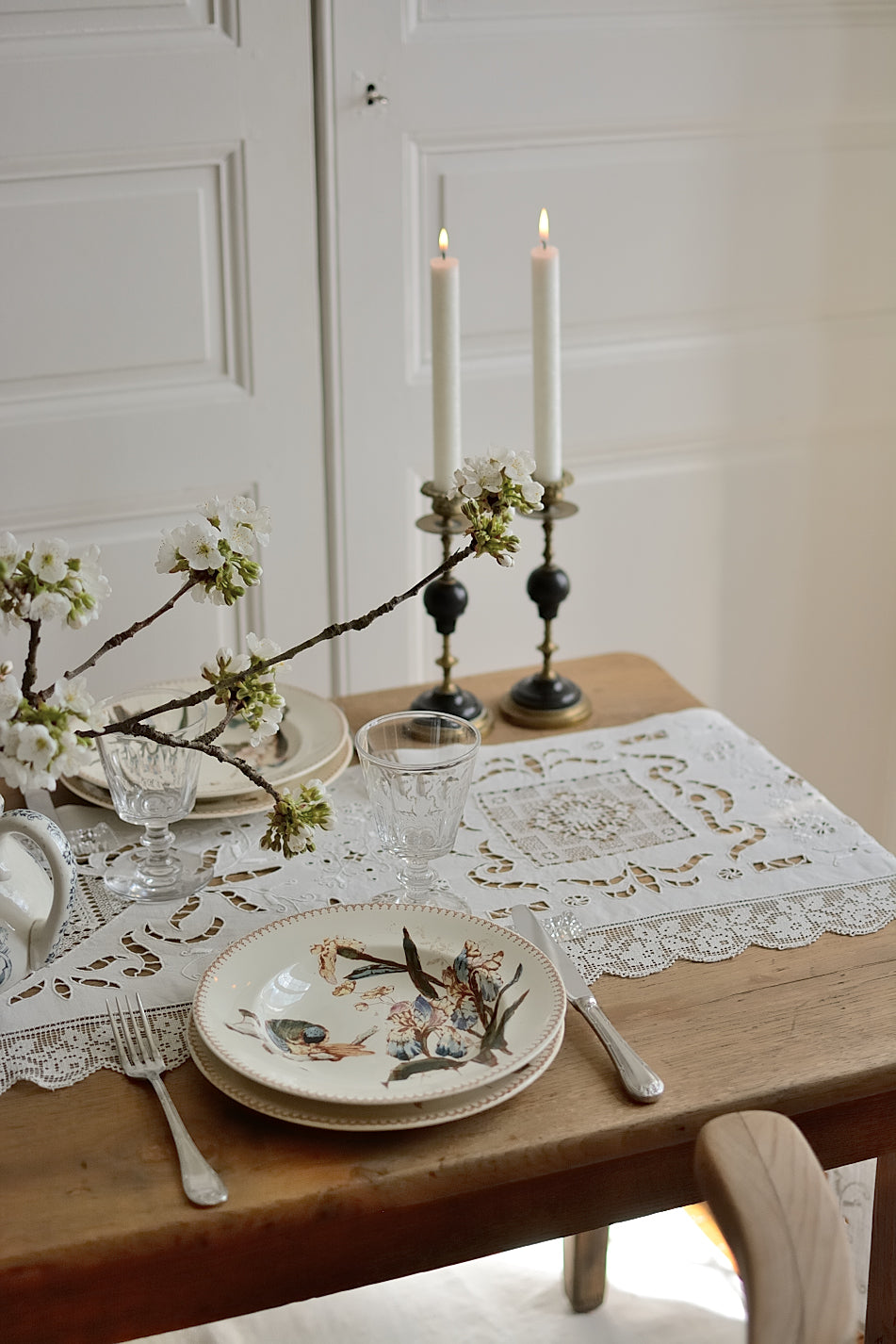 Exceptional antique embroidered piece measuring 2.20m (table runner for example)