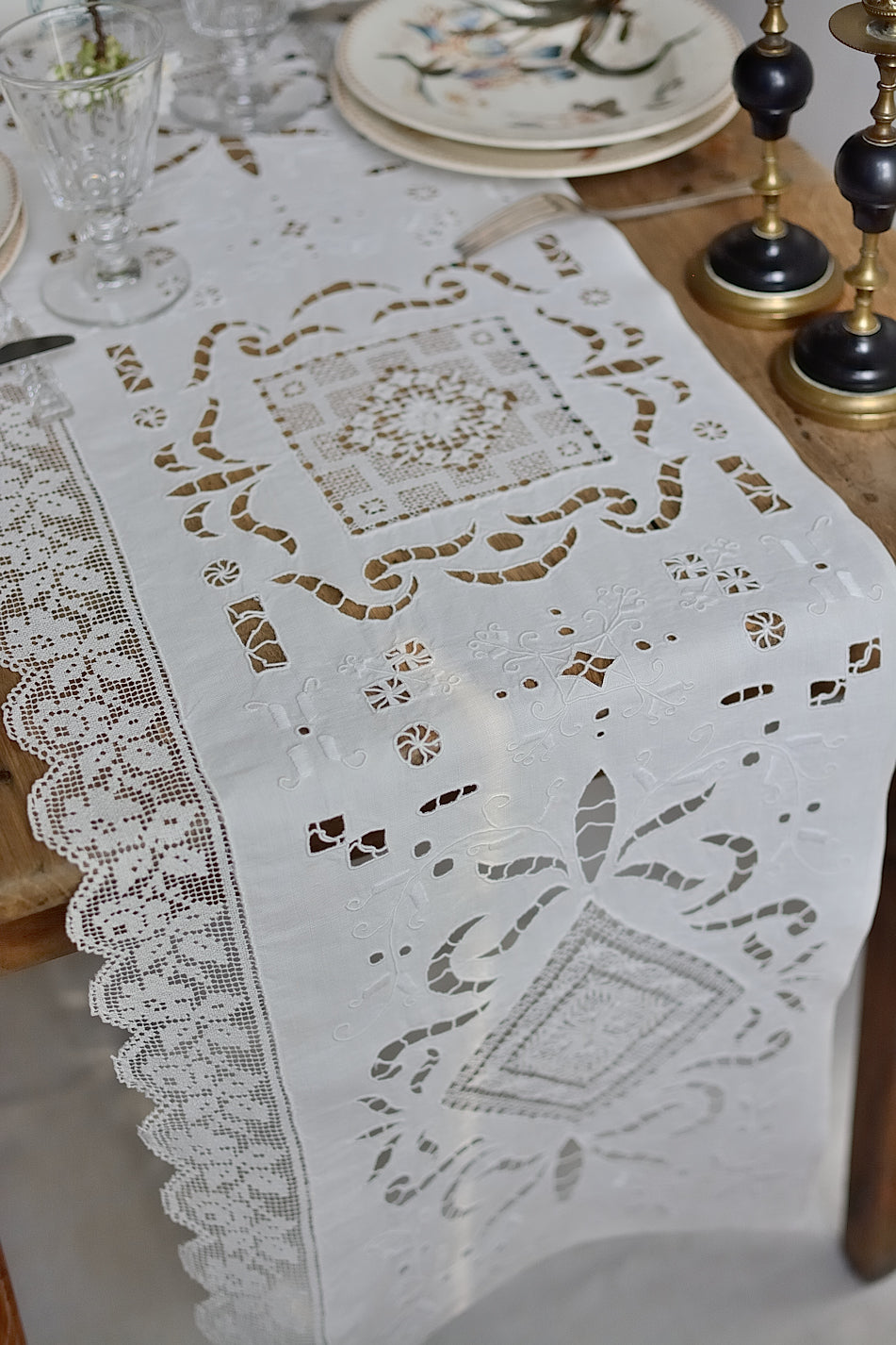 Exceptional antique embroidered piece measuring 2.20m (table runner for example)