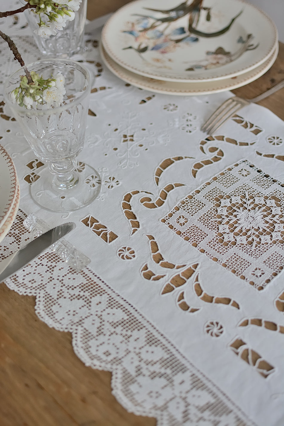 Exceptional antique embroidered piece measuring 2.20m (table runner for example)