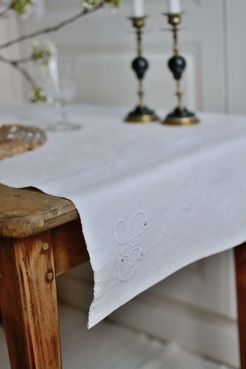 Chemin de table long (2 mètres), en chanvre ancien XIXème initiale brodé E