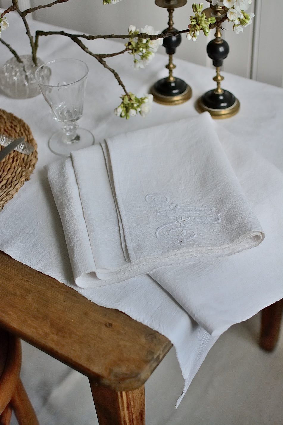 Chemin de table long (2 mètres), en chanvre ancien XIXème initiale brodé M