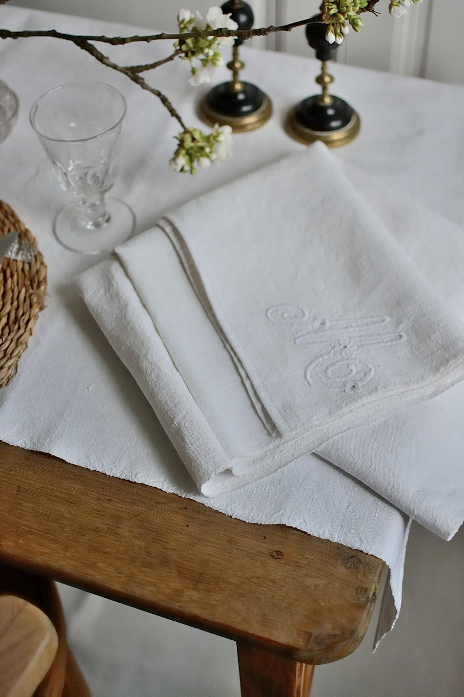 Long table runner (2 meters), in antique 19th-century hemp, embroidered with the initial M
