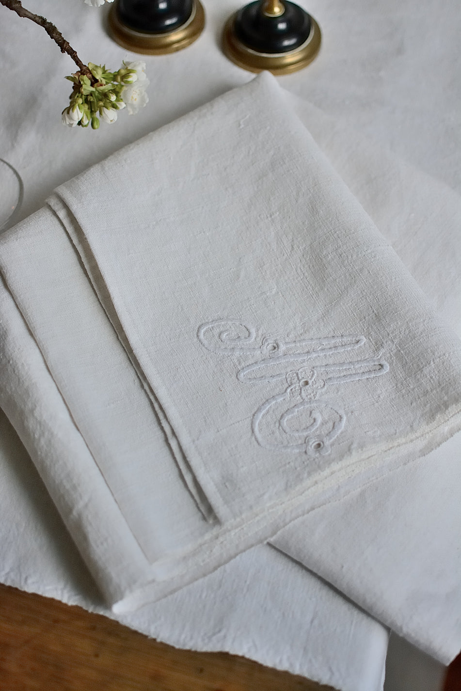 Chemin de table long (2 mètres), en chanvre ancien XIXème initiale brodé M