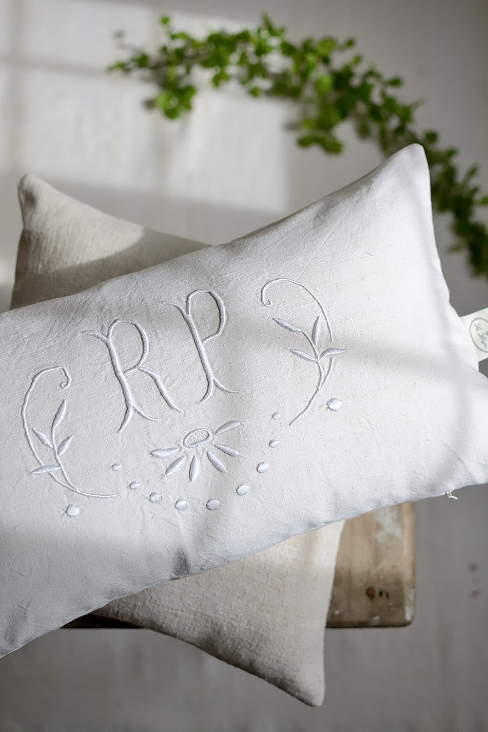 Housse de coussin en métis ancien, broderie RP