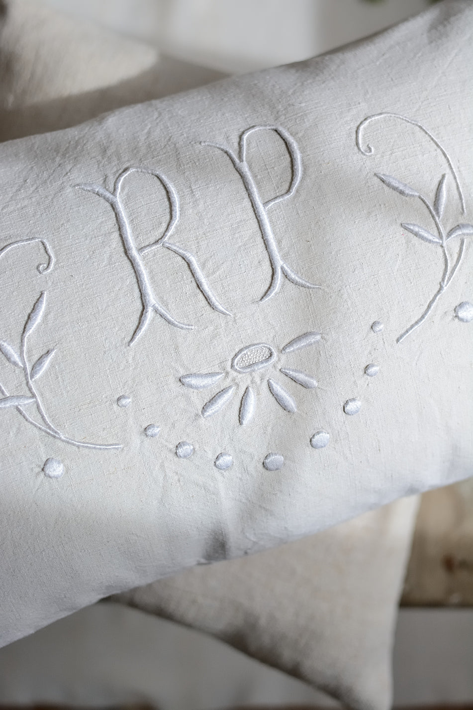 Housse de coussin en métis ancien, broderie RP