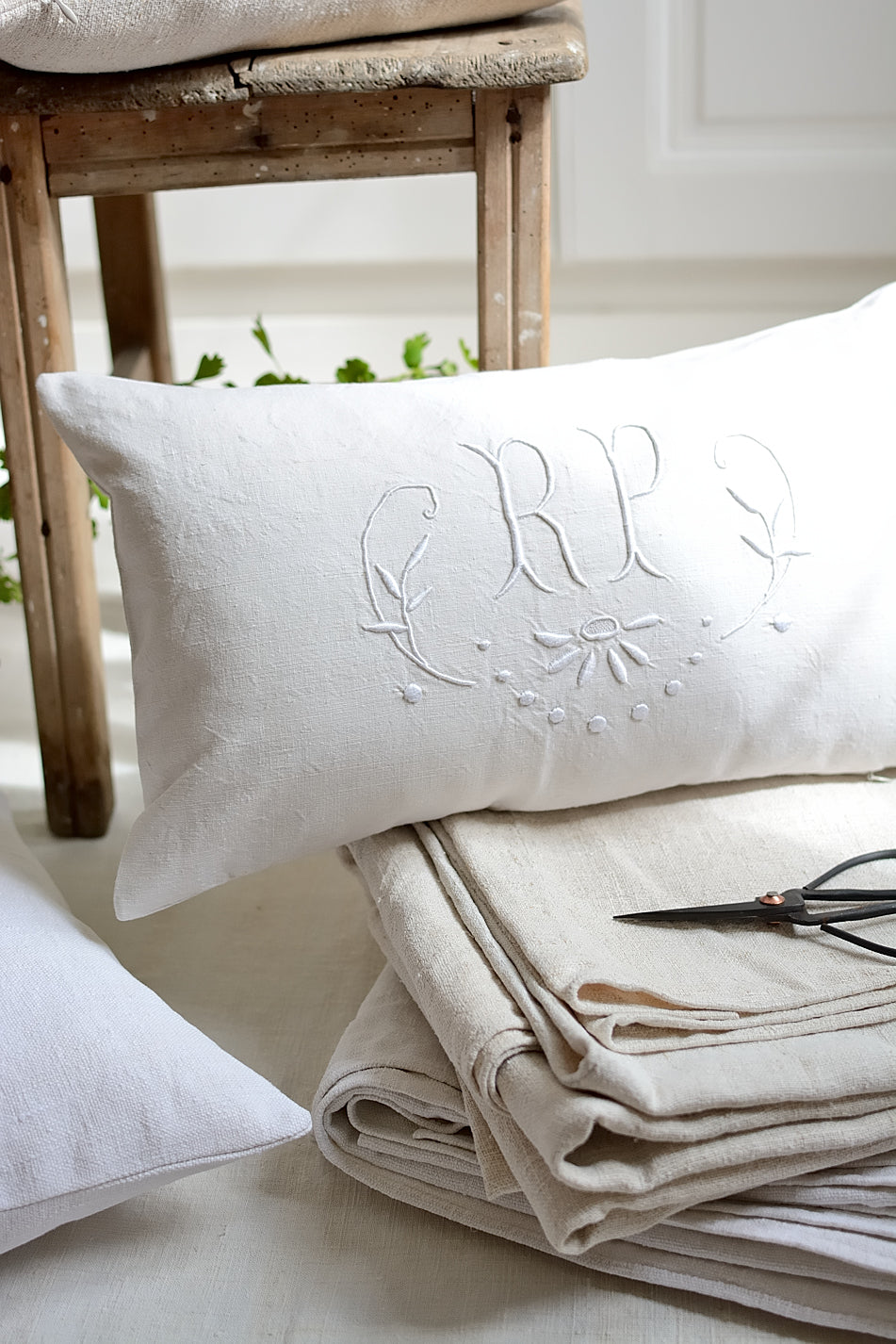 Housse de coussin en métis ancien, broderie RP