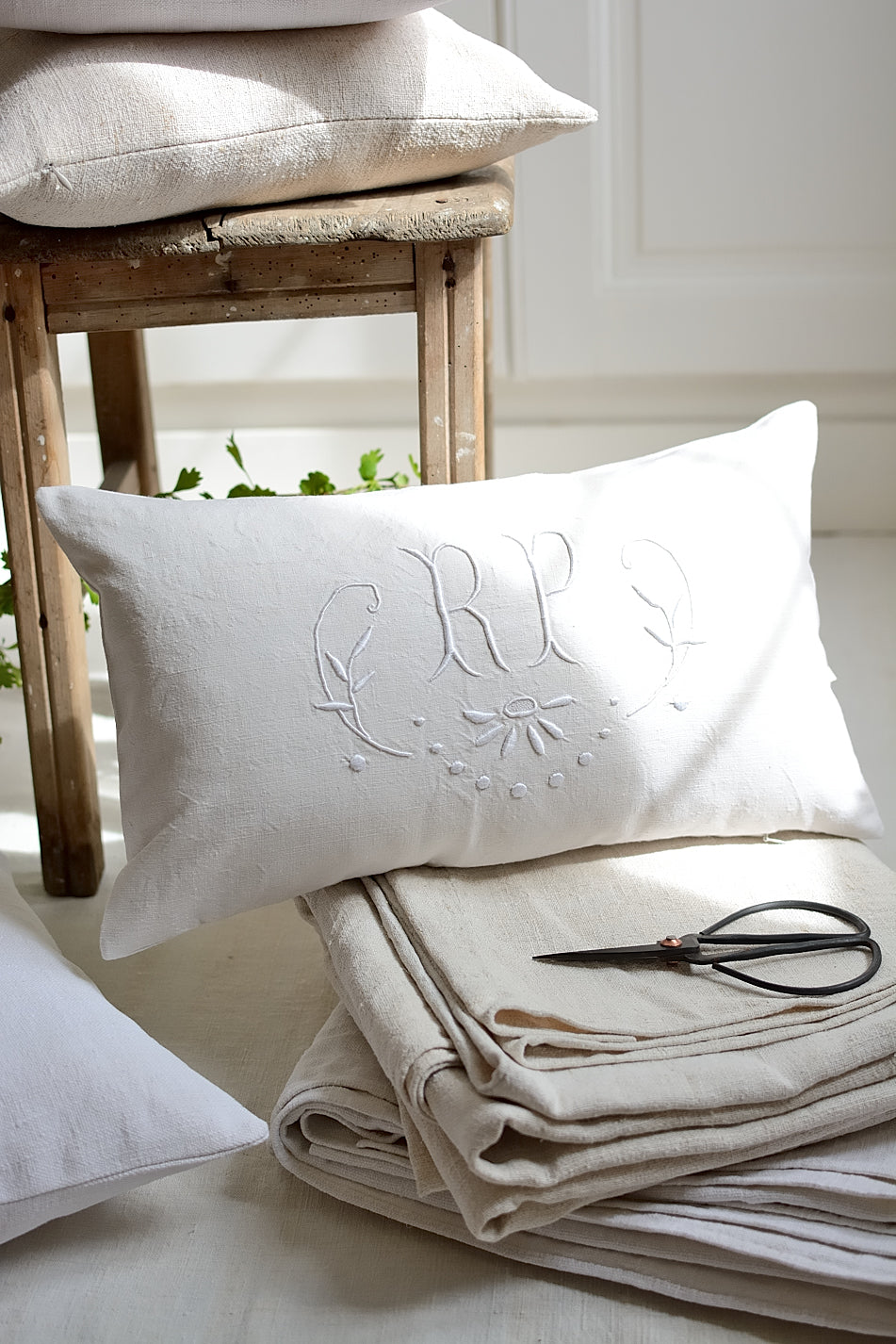 Housse de coussin en métis ancien, broderie RP