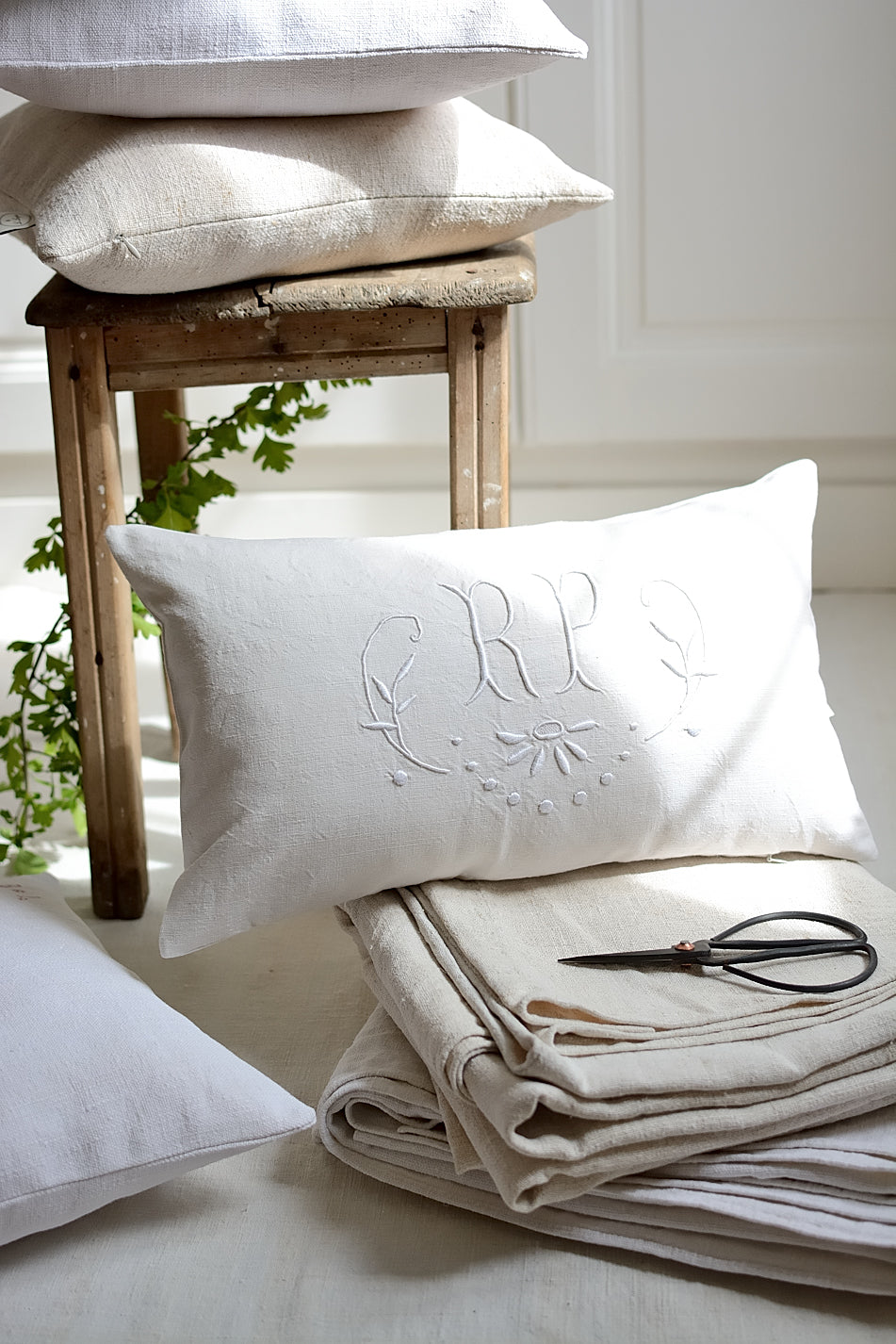 Housse de coussin en métis ancien, broderie RP