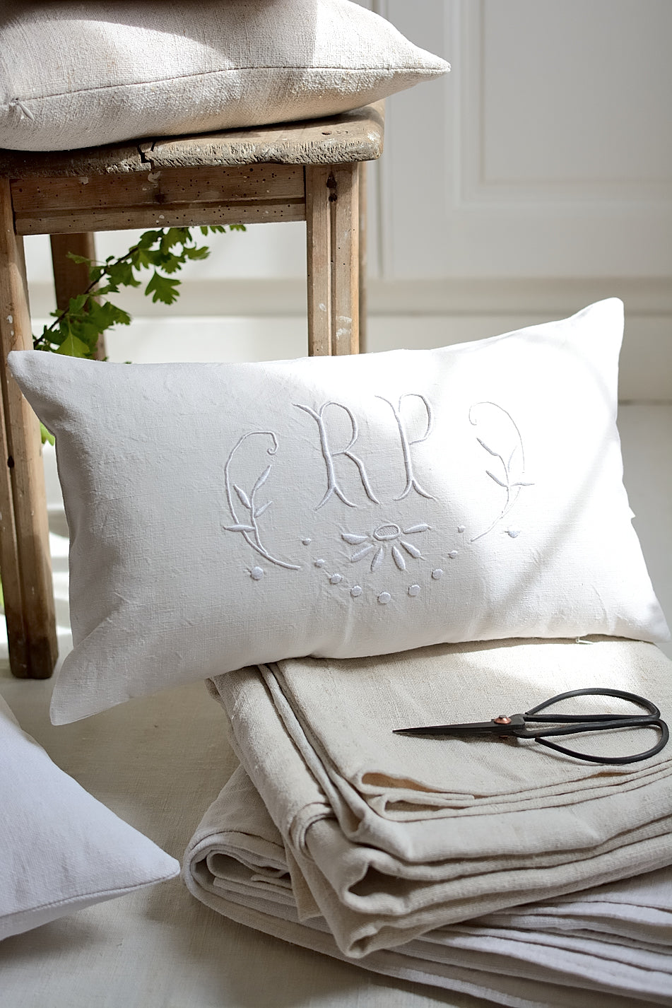 Housse de coussin en métis ancien, broderie RP