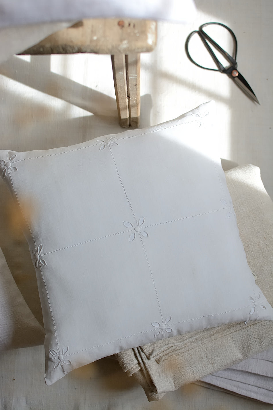 Housse de coussin en lin ancien, broderie fleurs