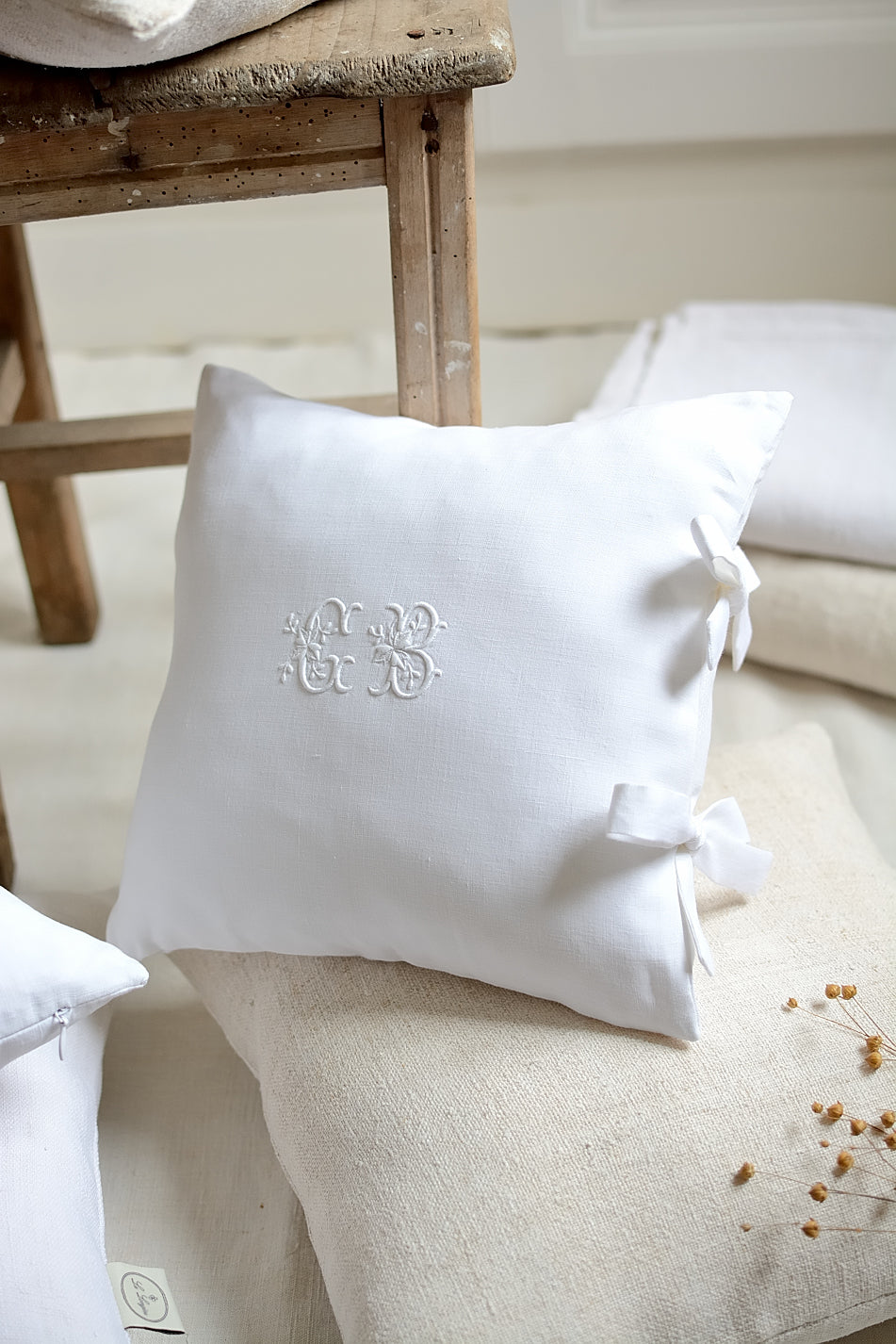 Housse de coussin en lin ancien, broderie GB