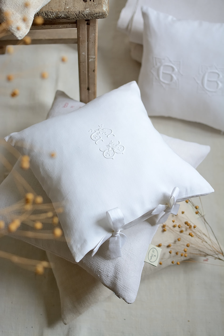 Housse de coussin en lin ancien, broderie GB