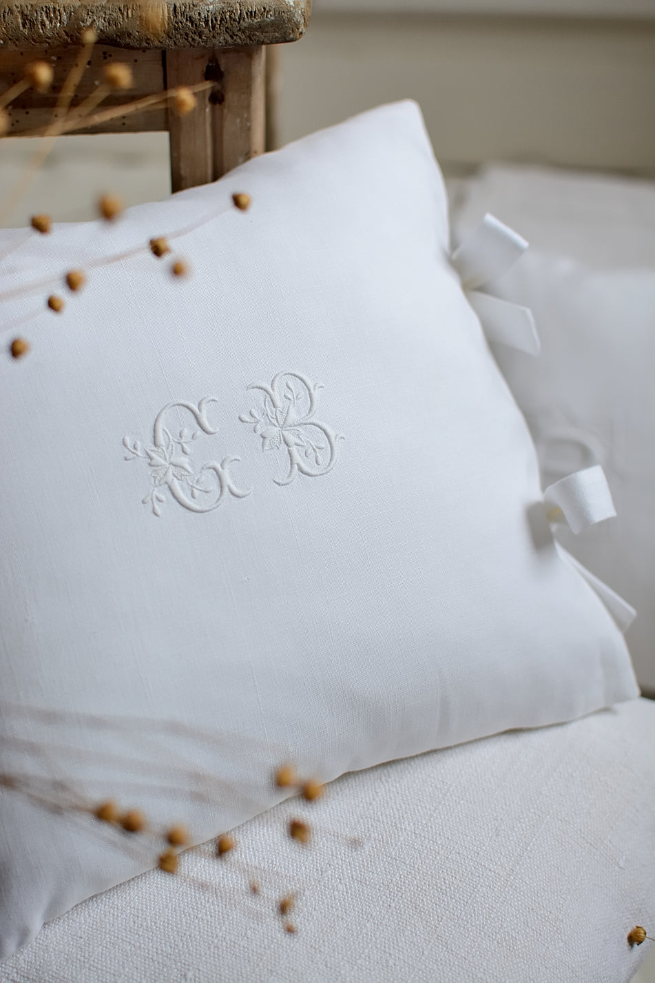 Housse de coussin en lin ancien, broderie GB