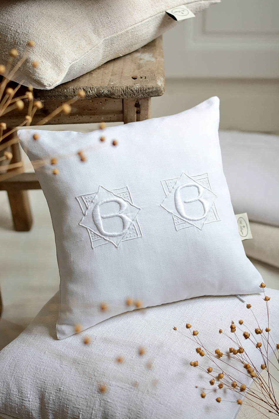 Housse de coussin en lin ancien, broderie BB