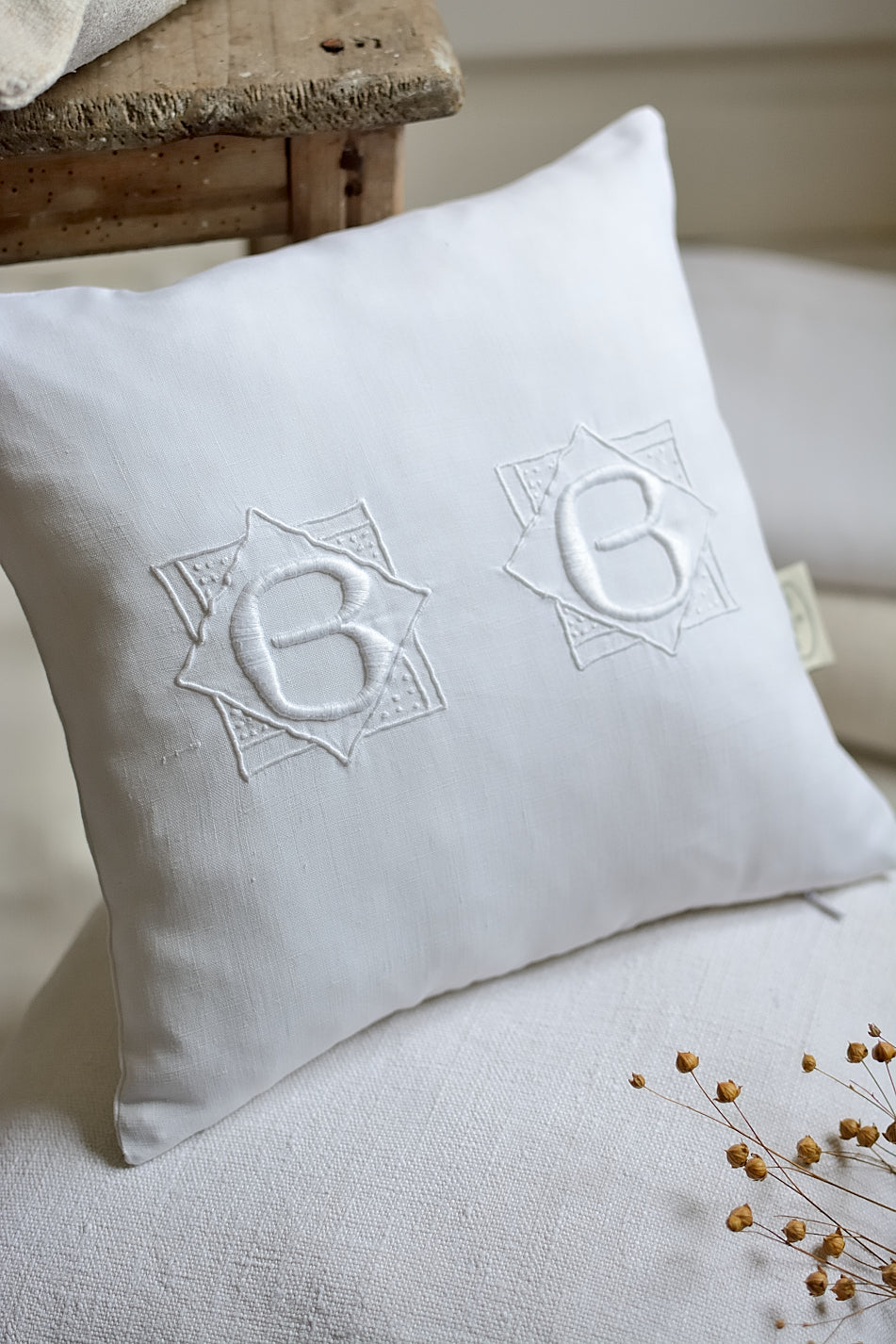 Housse de coussin en lin ancien, broderie BB