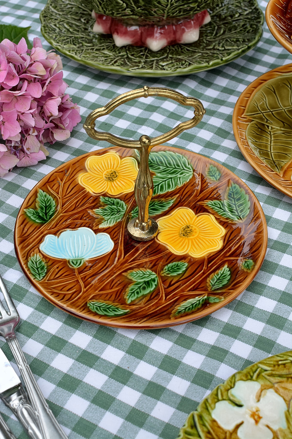 Petit présentoir à gâteaux ou fromages en barbotine, Sarreguemines