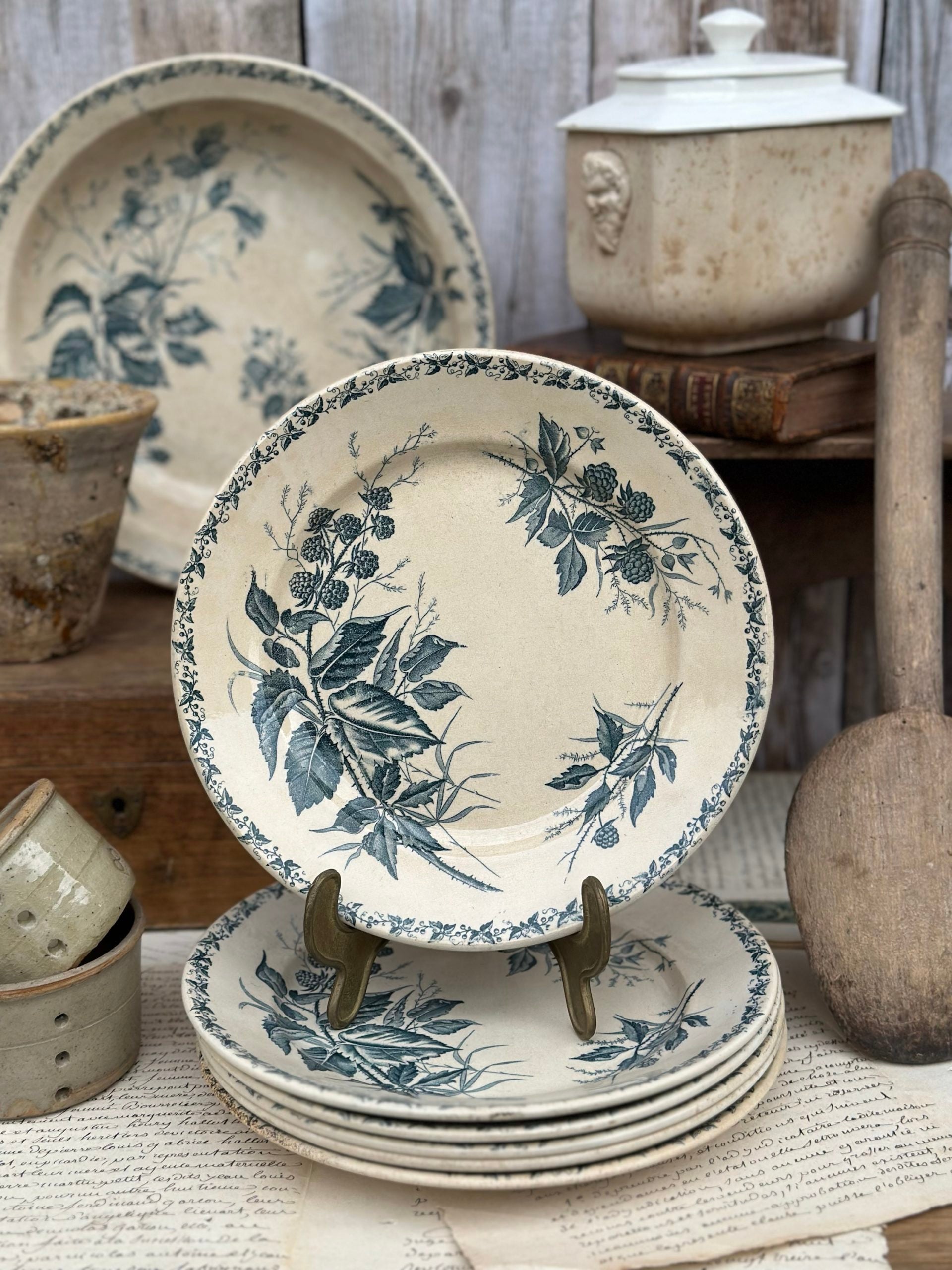 Suite de 6 assiettes plates patinées Badonviller modèle Mûre