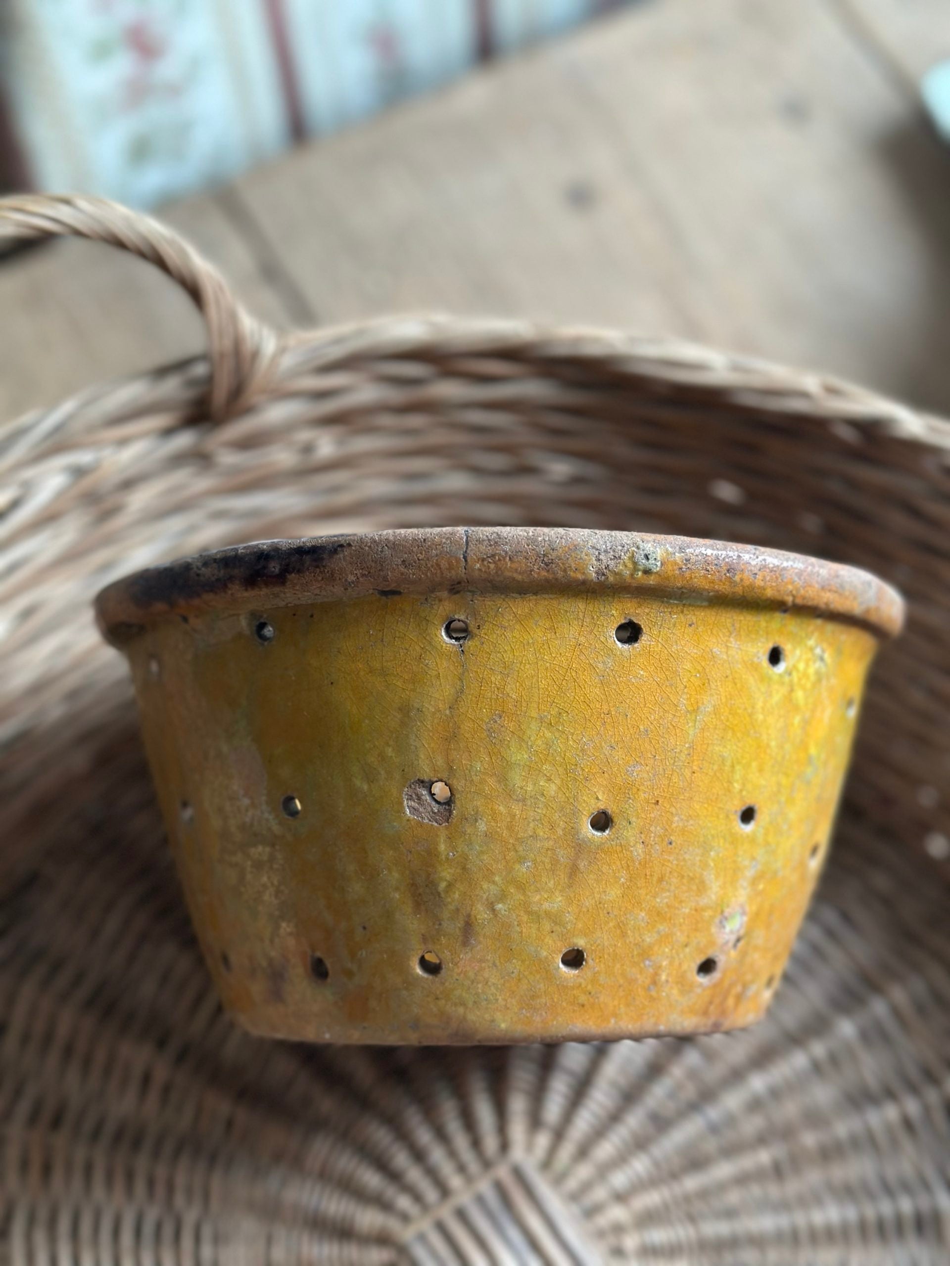 Very large pot of yellow faisselle
